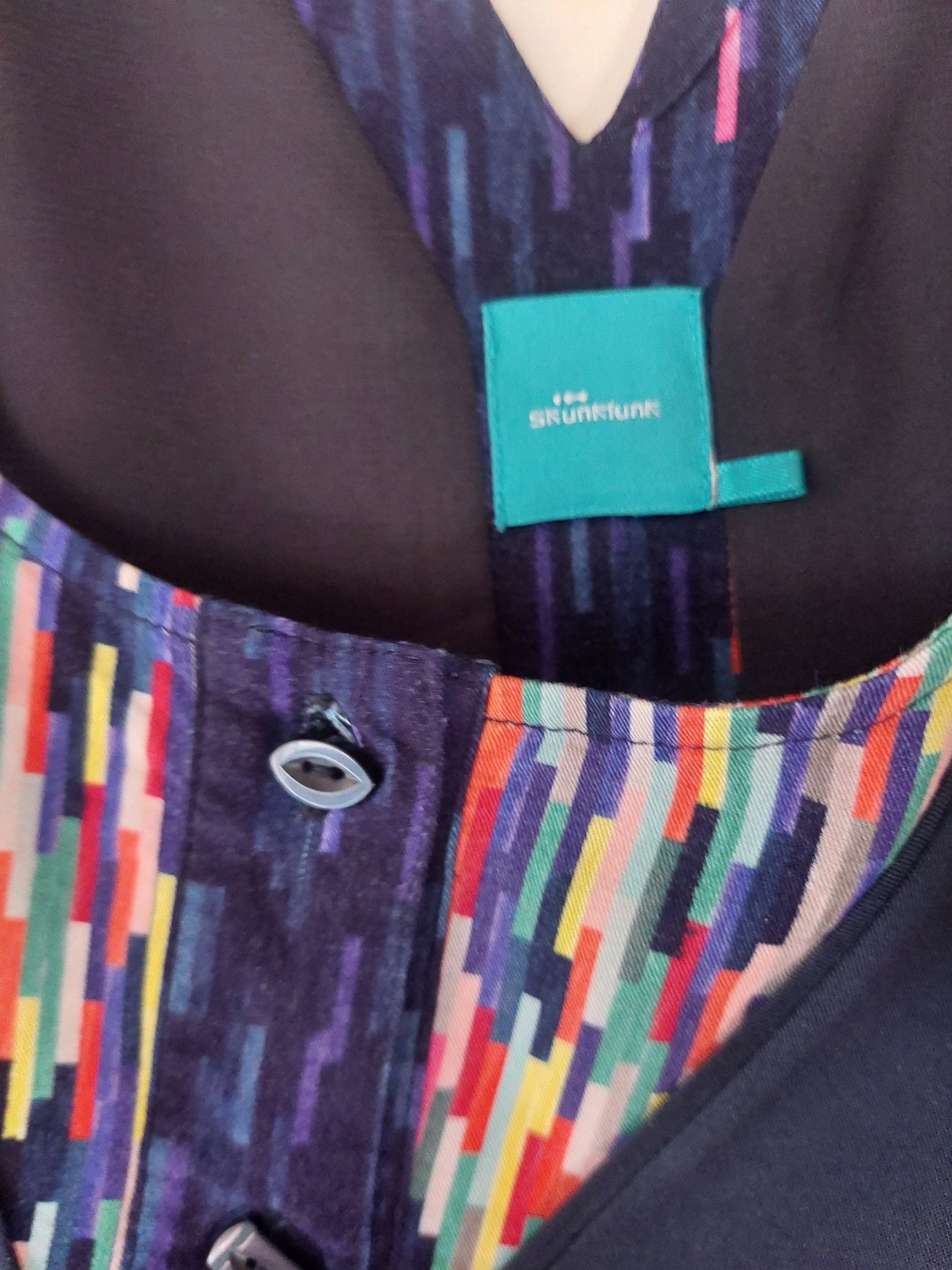 VESTIDO AZUL CON MOSAICO DE COLORES