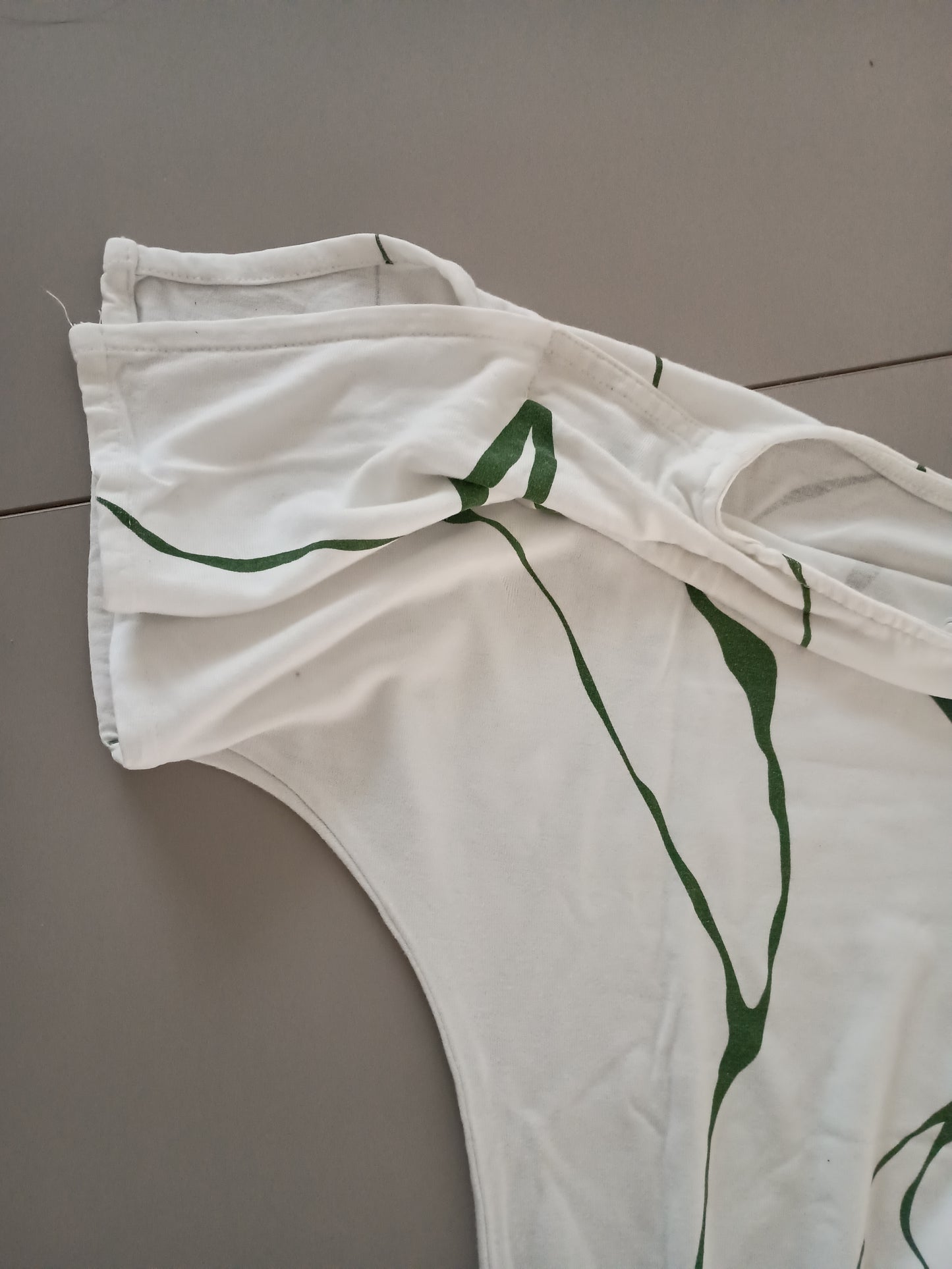 T-shirt blanc et vert olive