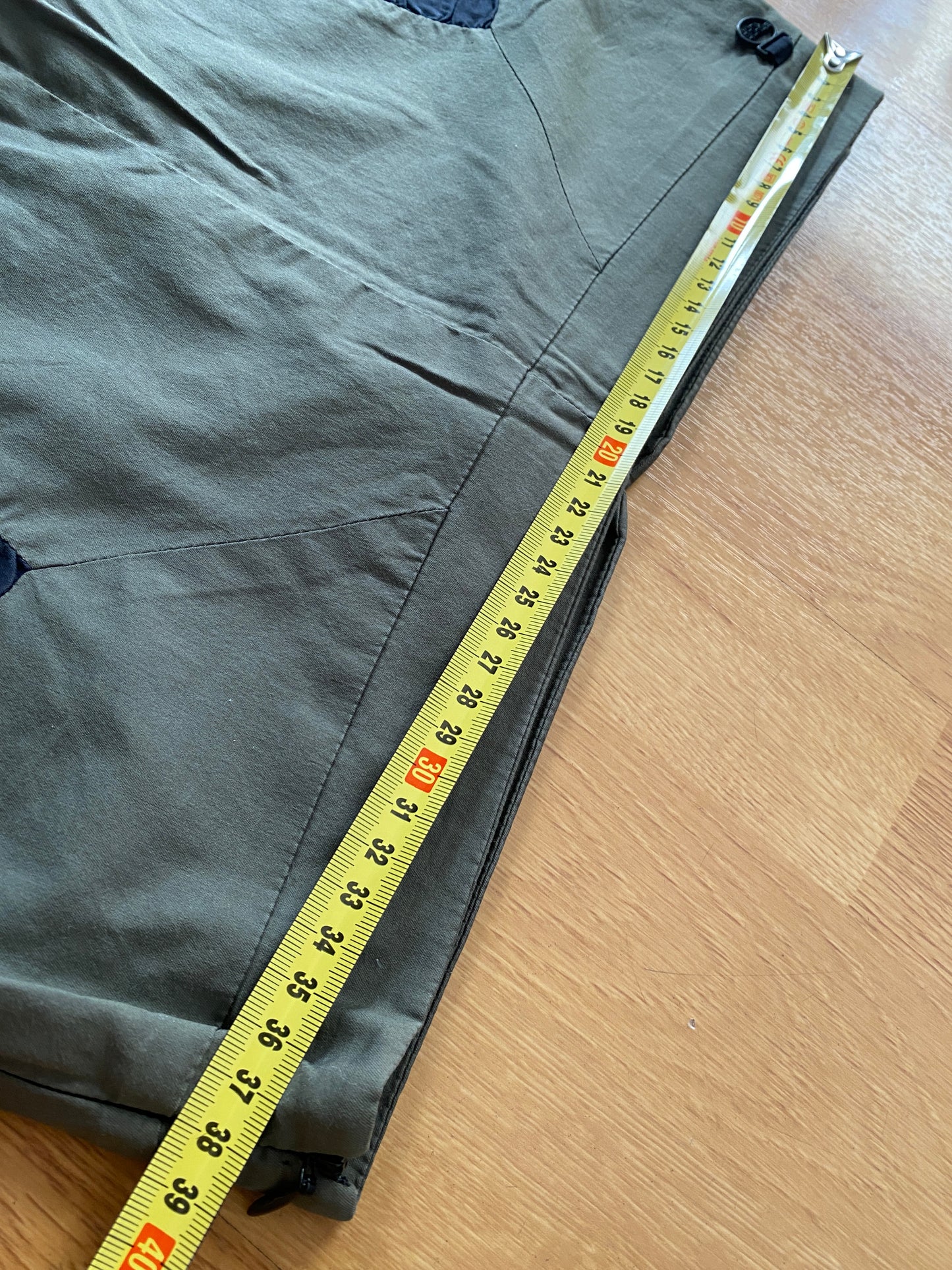 Mini-jupe colorblock vert olive et noir