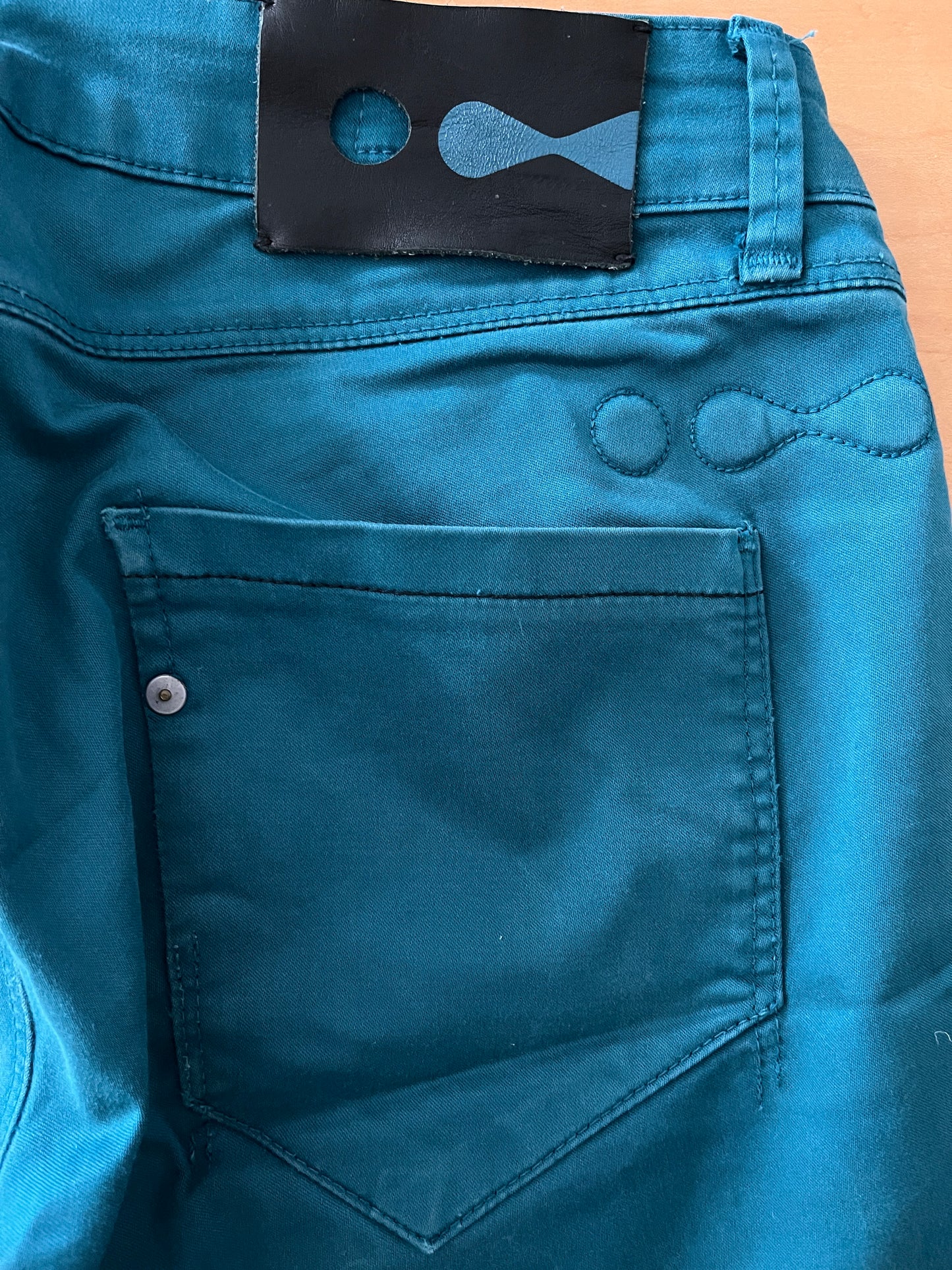 Pantalon droit type denim bleu pétrole