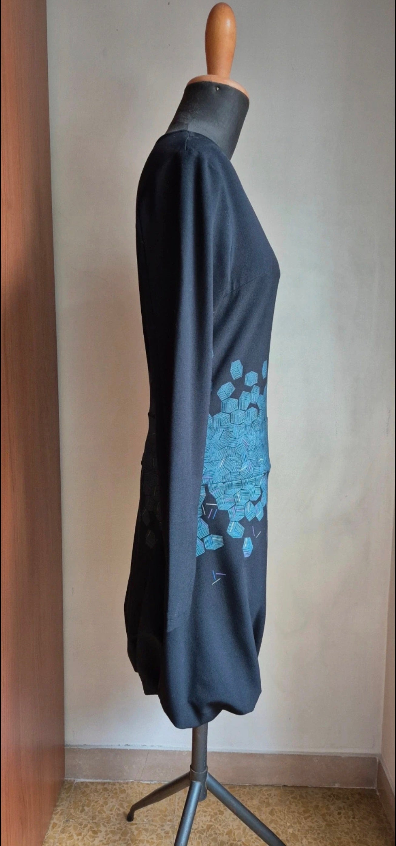 Vestido negro con falda globo