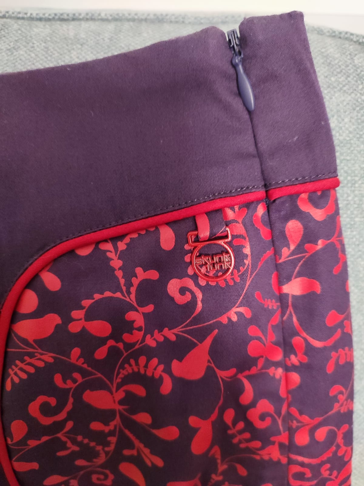 JUPE FOND VIOLET IMPRIMÉE EN ROUGES
