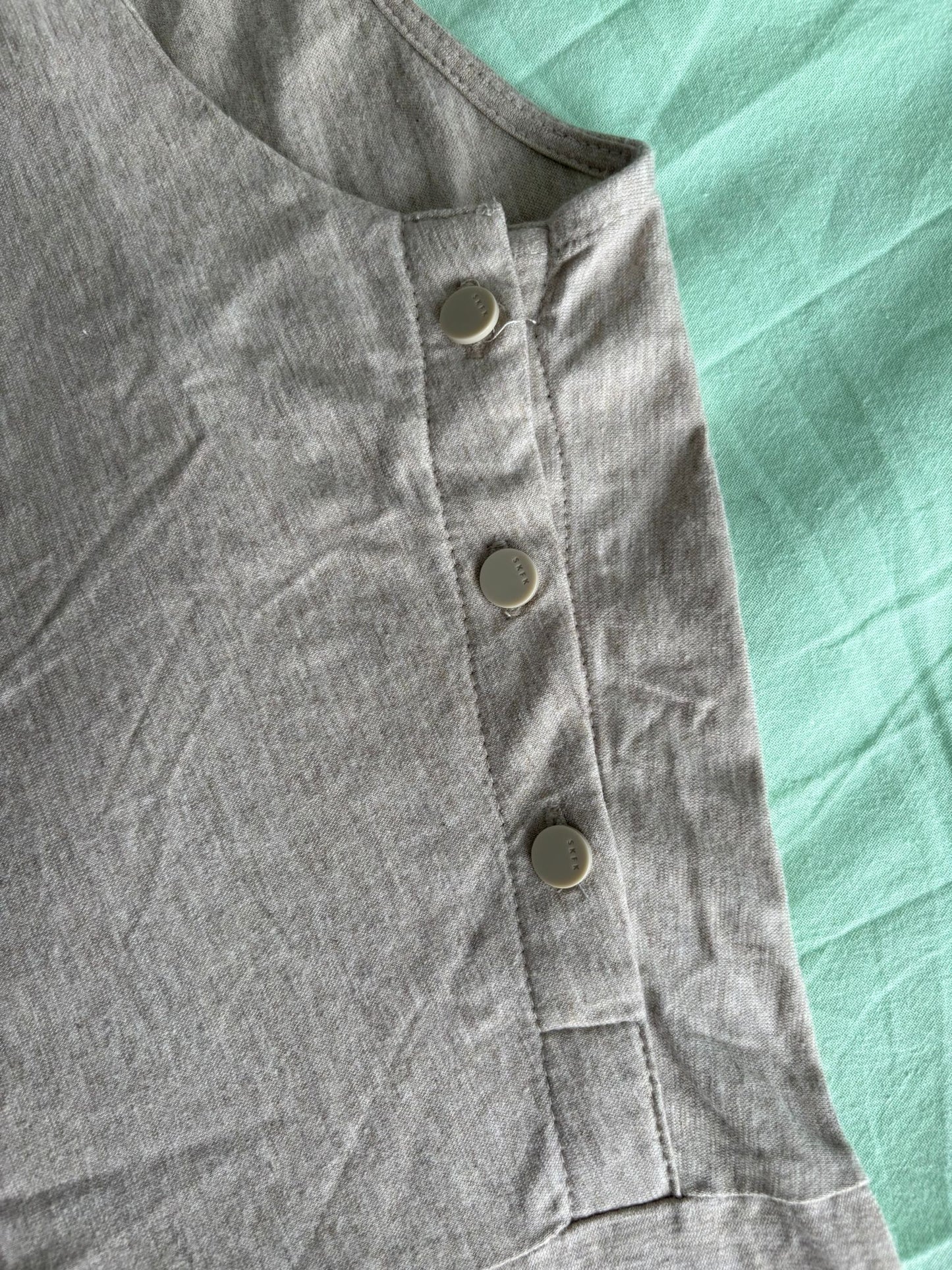 Camiseta gris con botones en el cuello