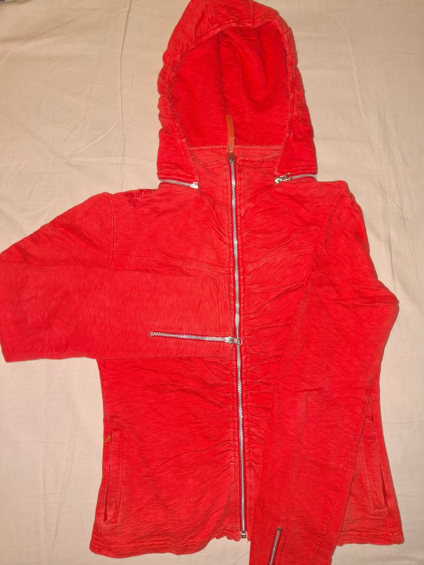 Árbol de la chaqueta roja