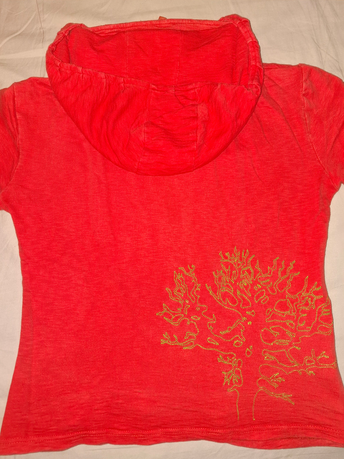 Árbol de la chaqueta roja