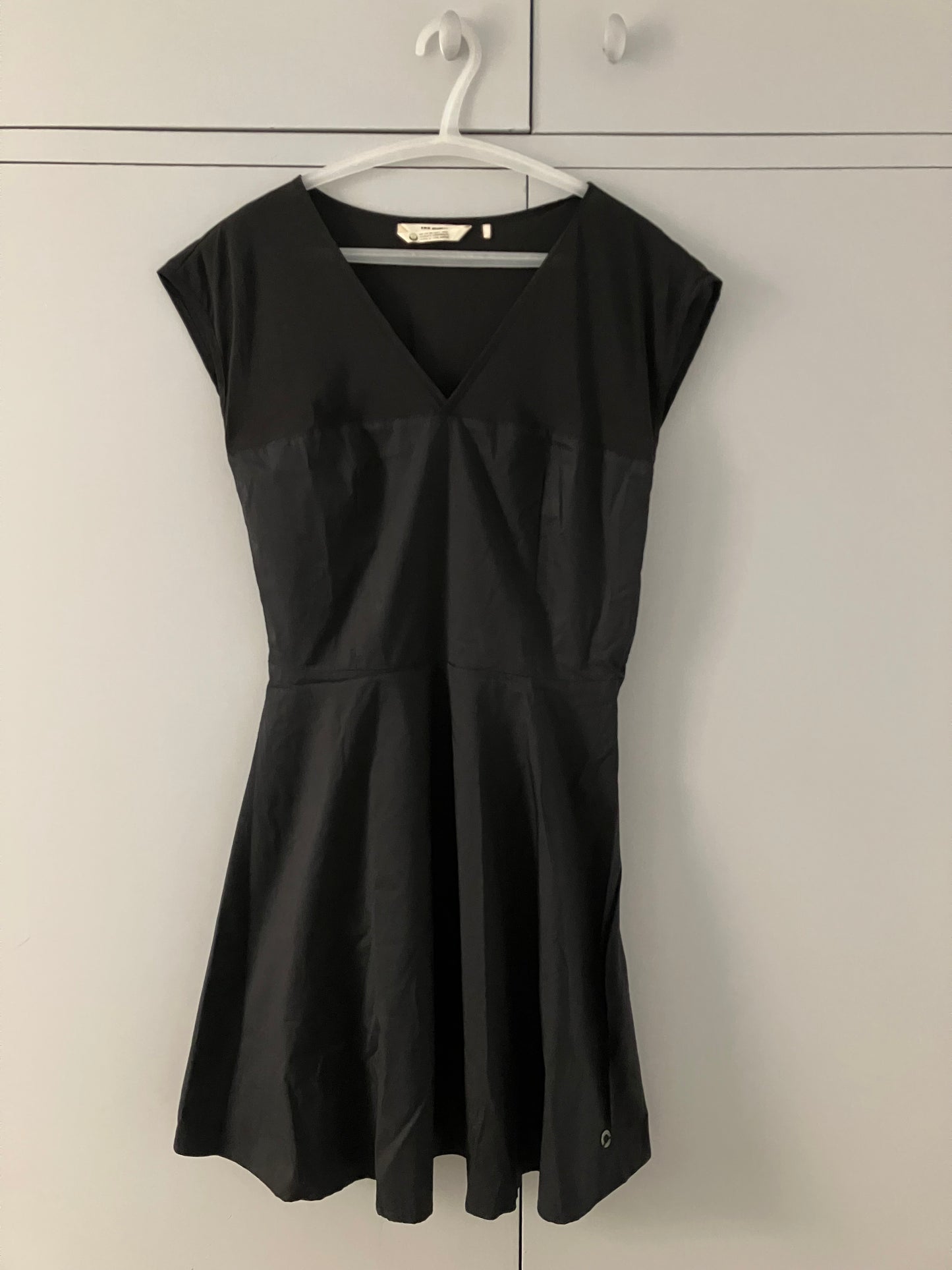 Vestido corto negro de verano