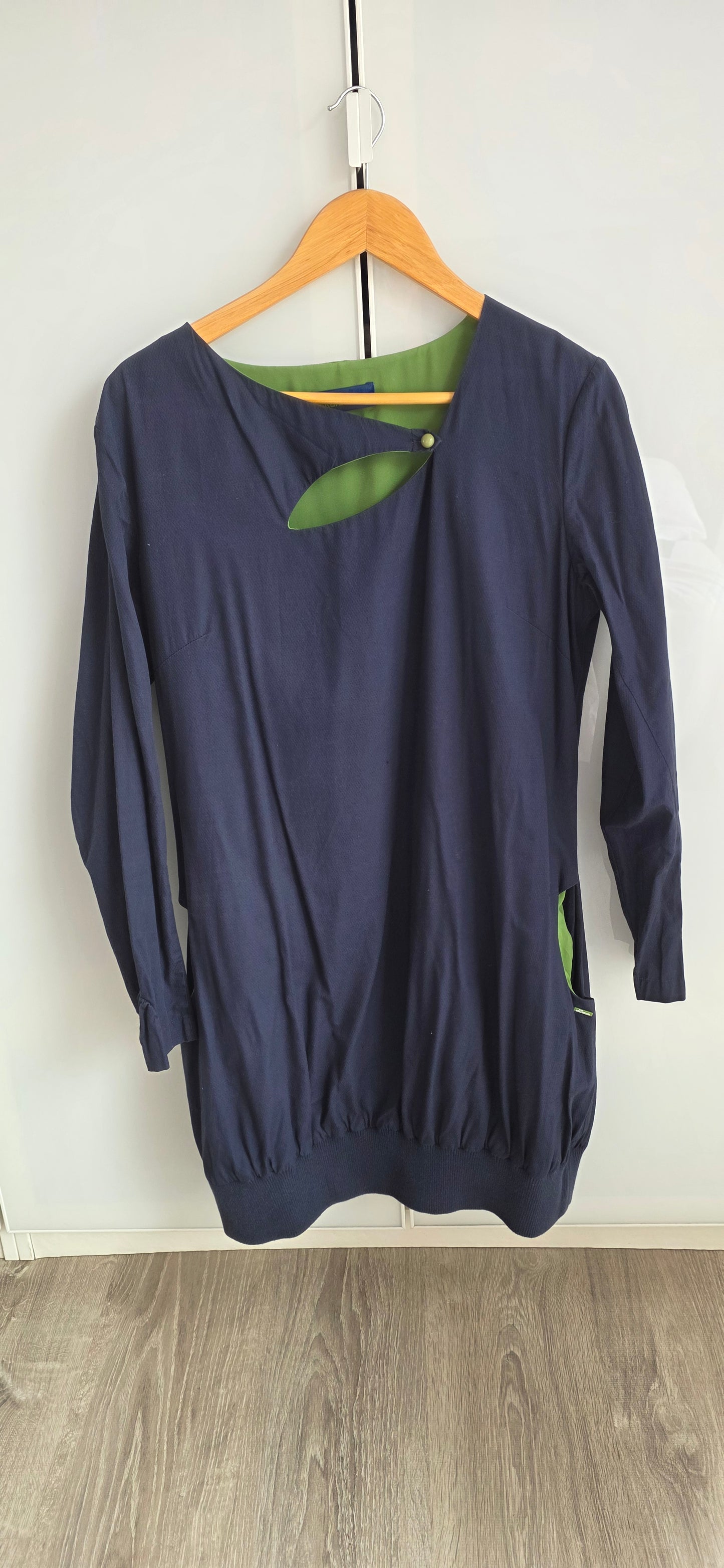 vestido verde y azul