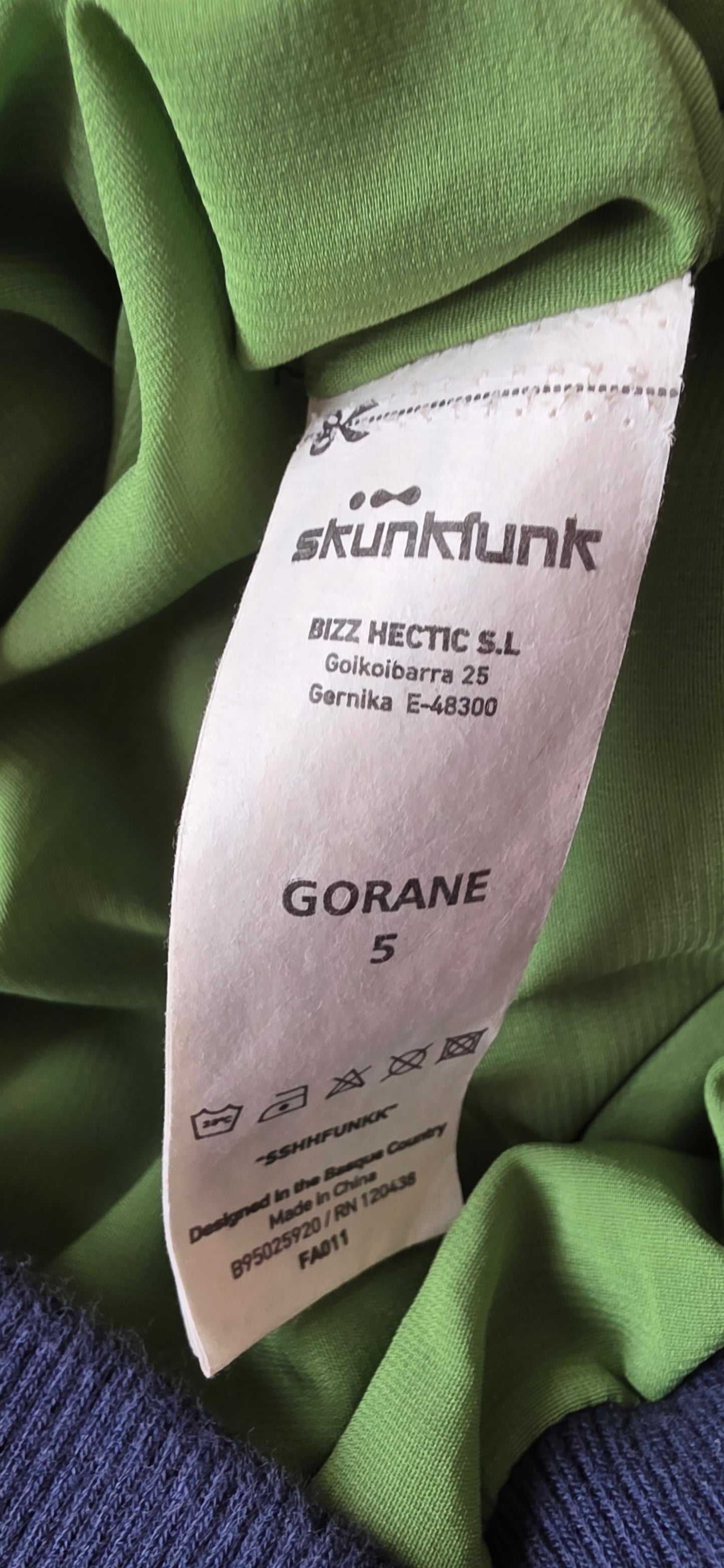 vestido verde y azul