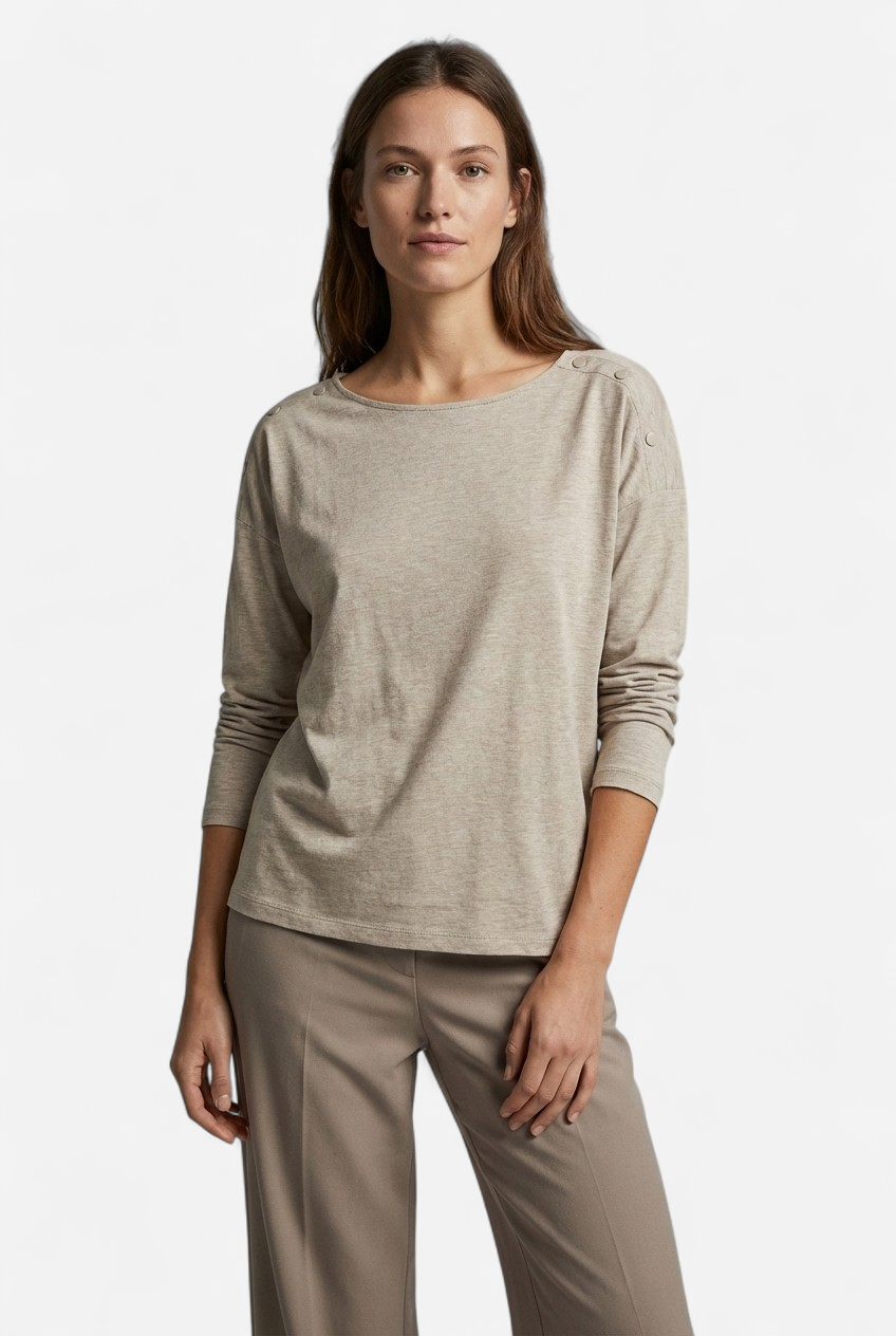 Camiseta gris con botones en el cuello