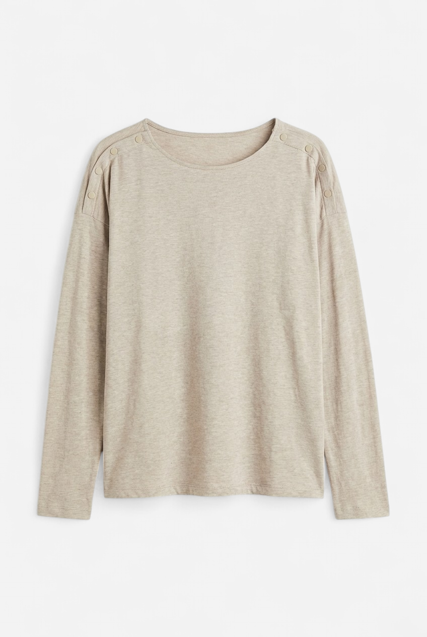 Camiseta gris con botones en el cuello