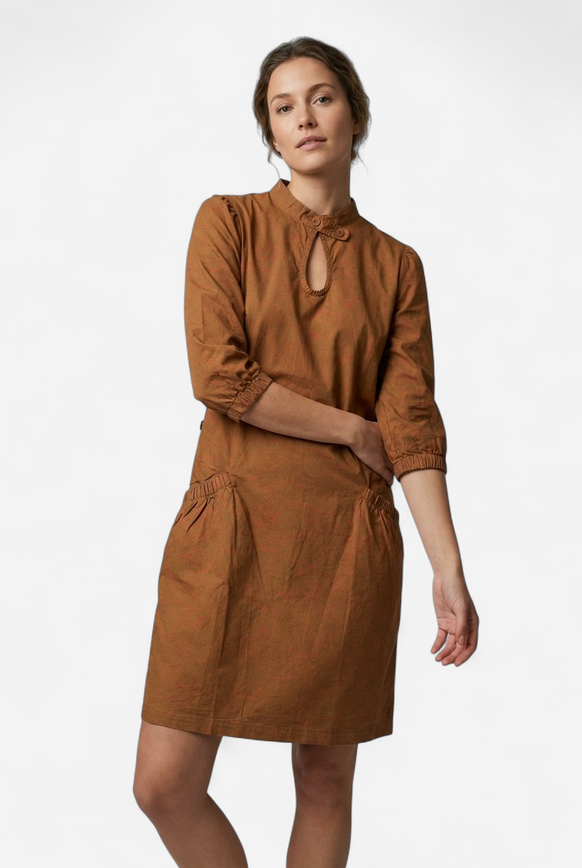 Vestido con estampado ondulado en naranja/rosa llamativo sobre verde amarronado