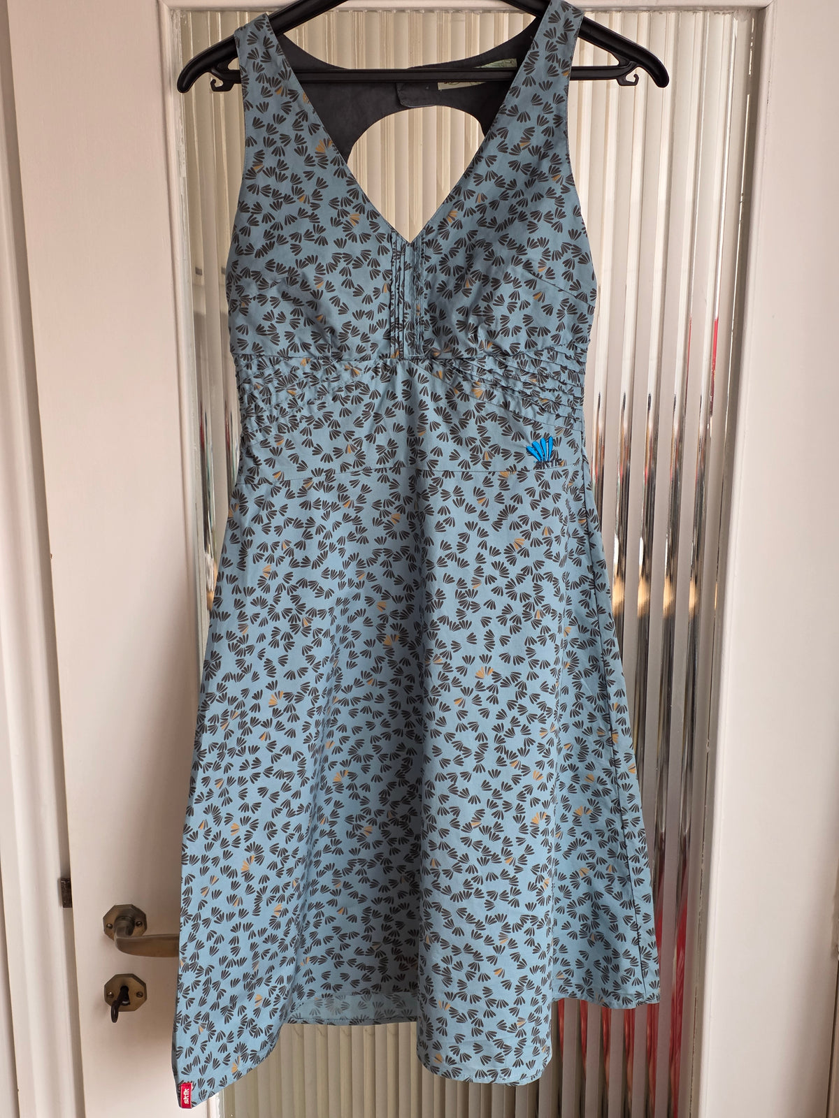 Vestido con espalda recortada estampado "Ginkgo"