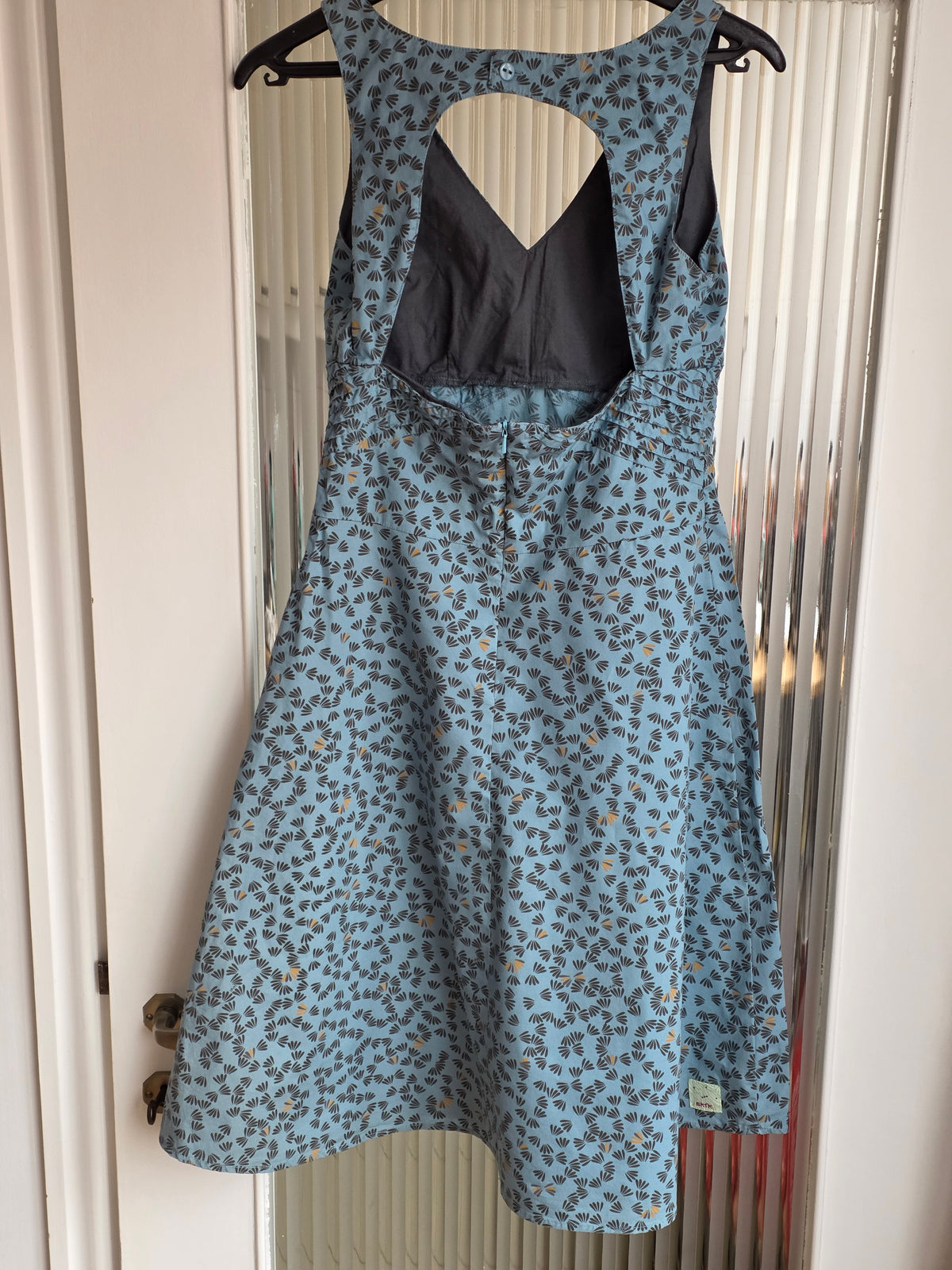 Vestido con espalda recortada estampado "Ginkgo"