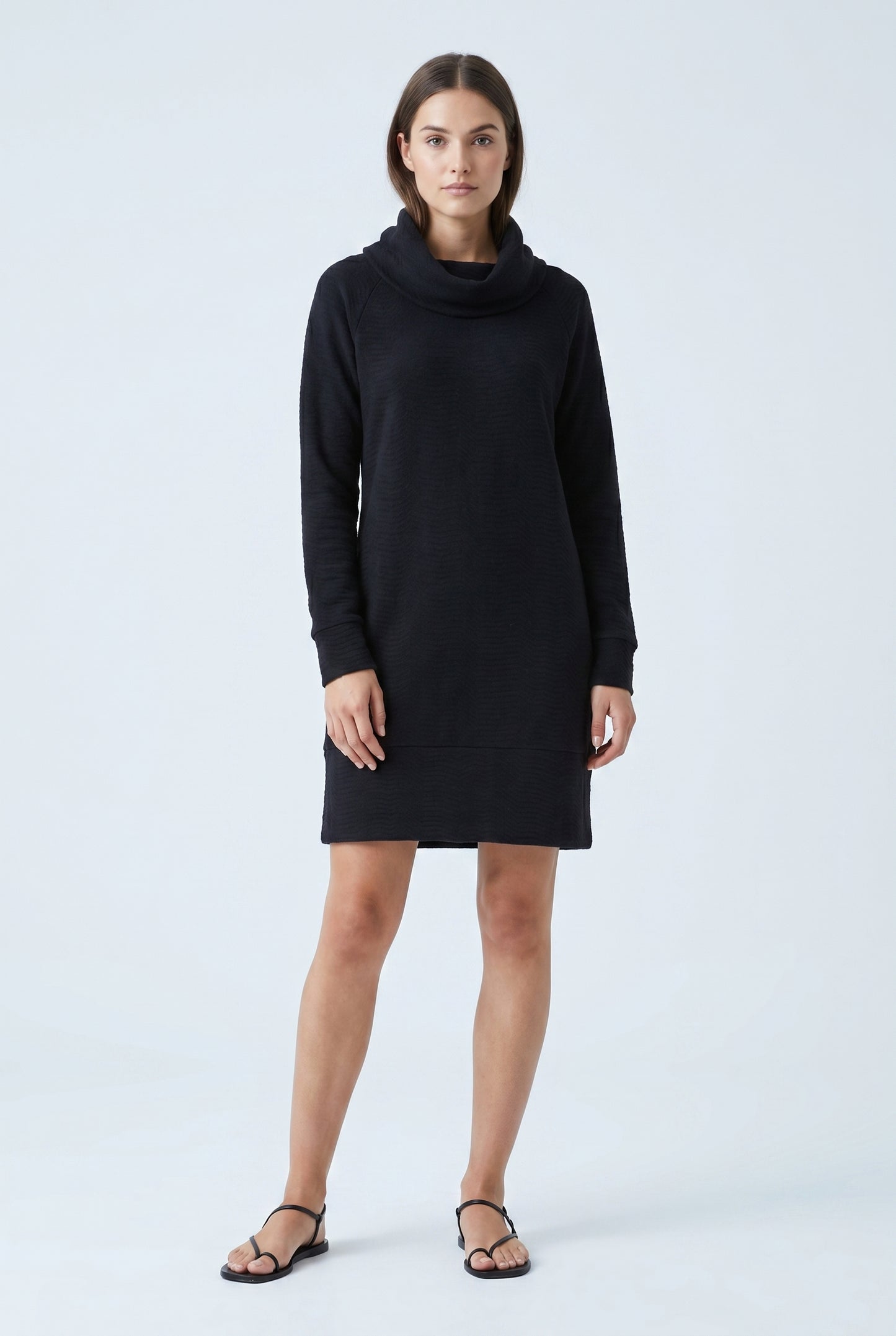 Robe noire à grand col
