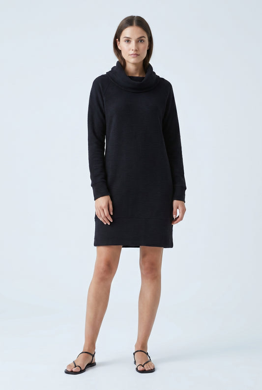 Robe noire à grand col