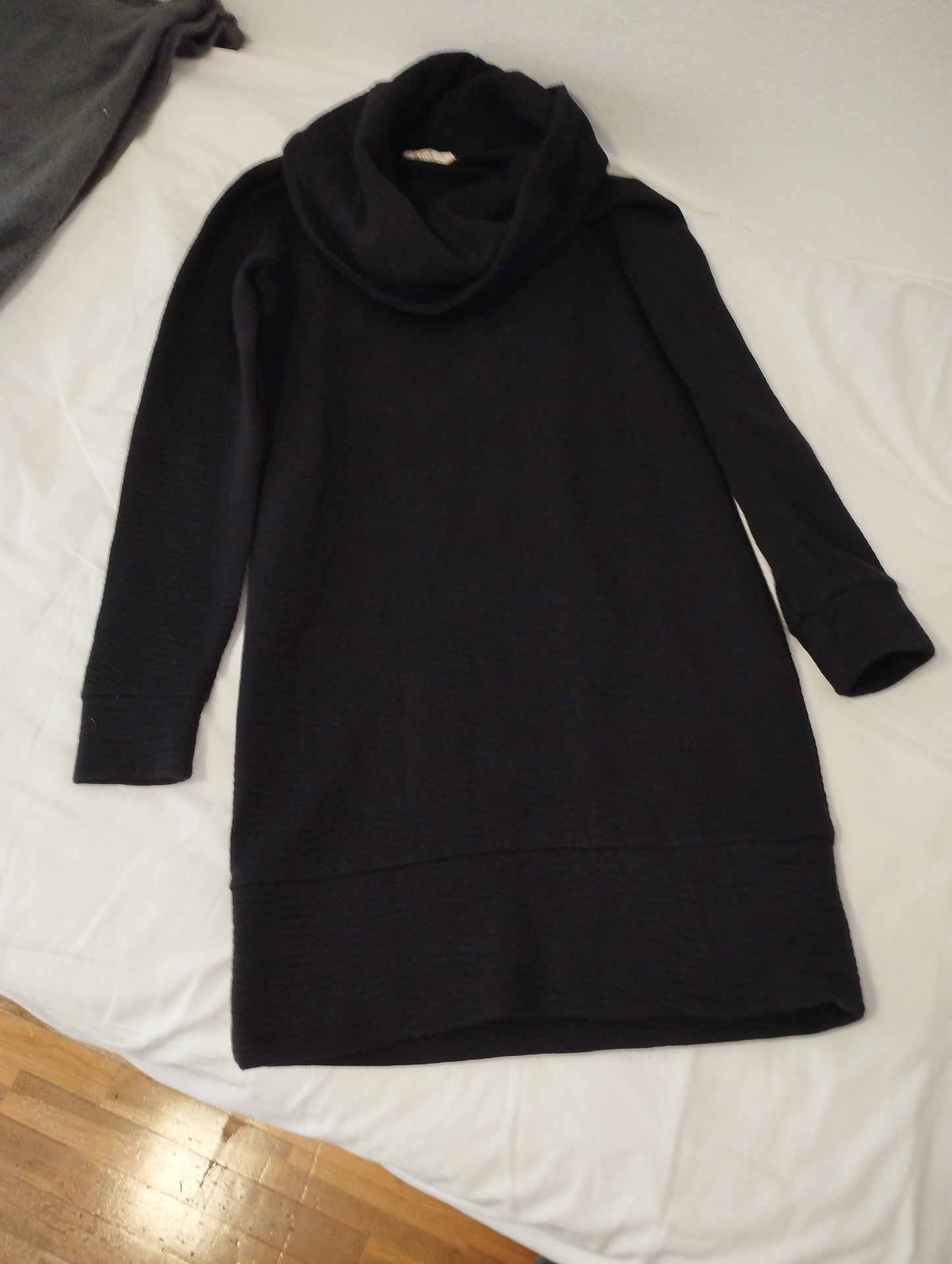 Robe noire à grand col