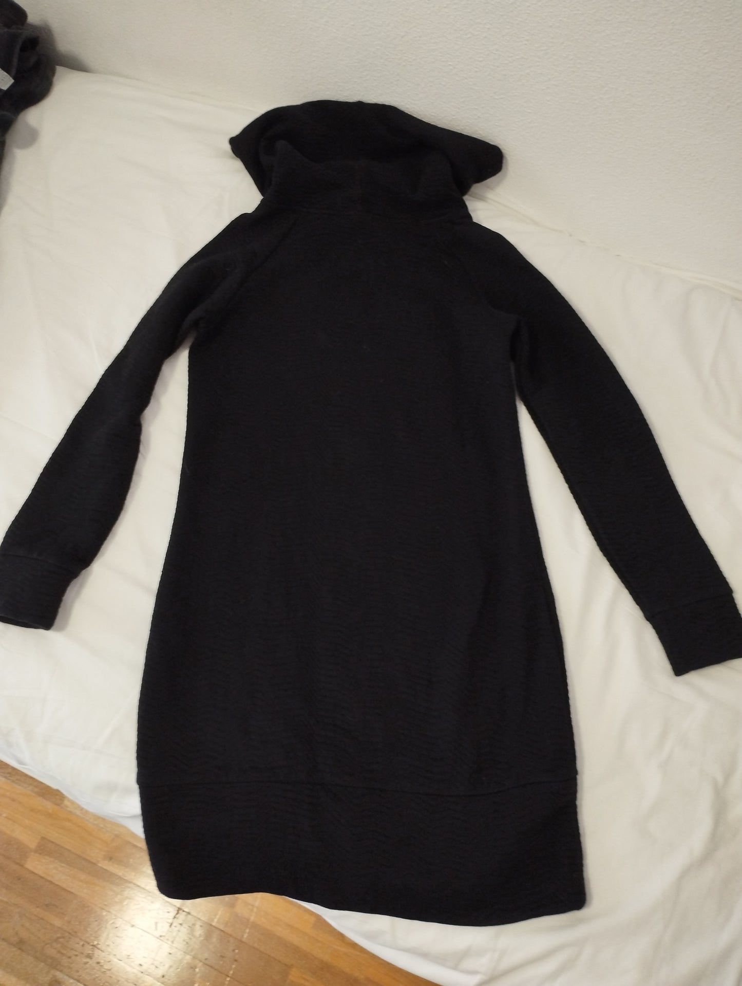Robe noire à grand col