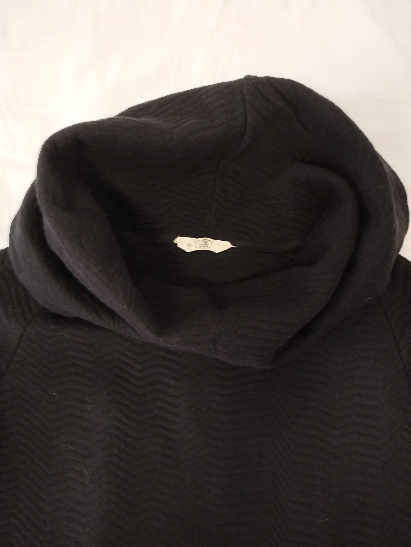 Robe noire à grand col