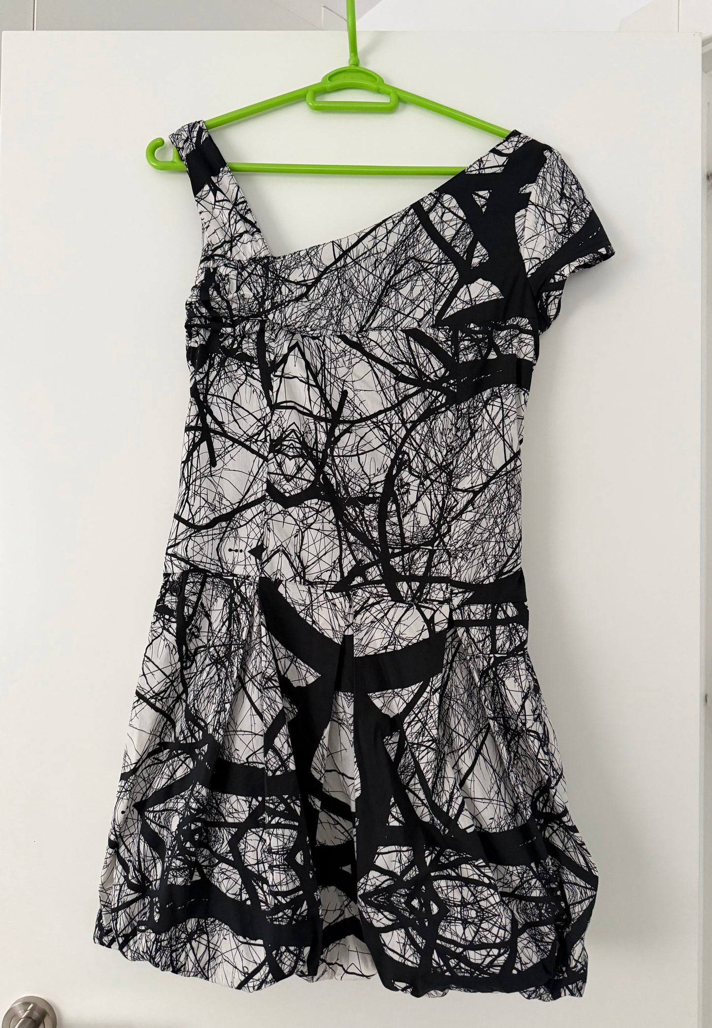 Vestido mini corte asimétrico