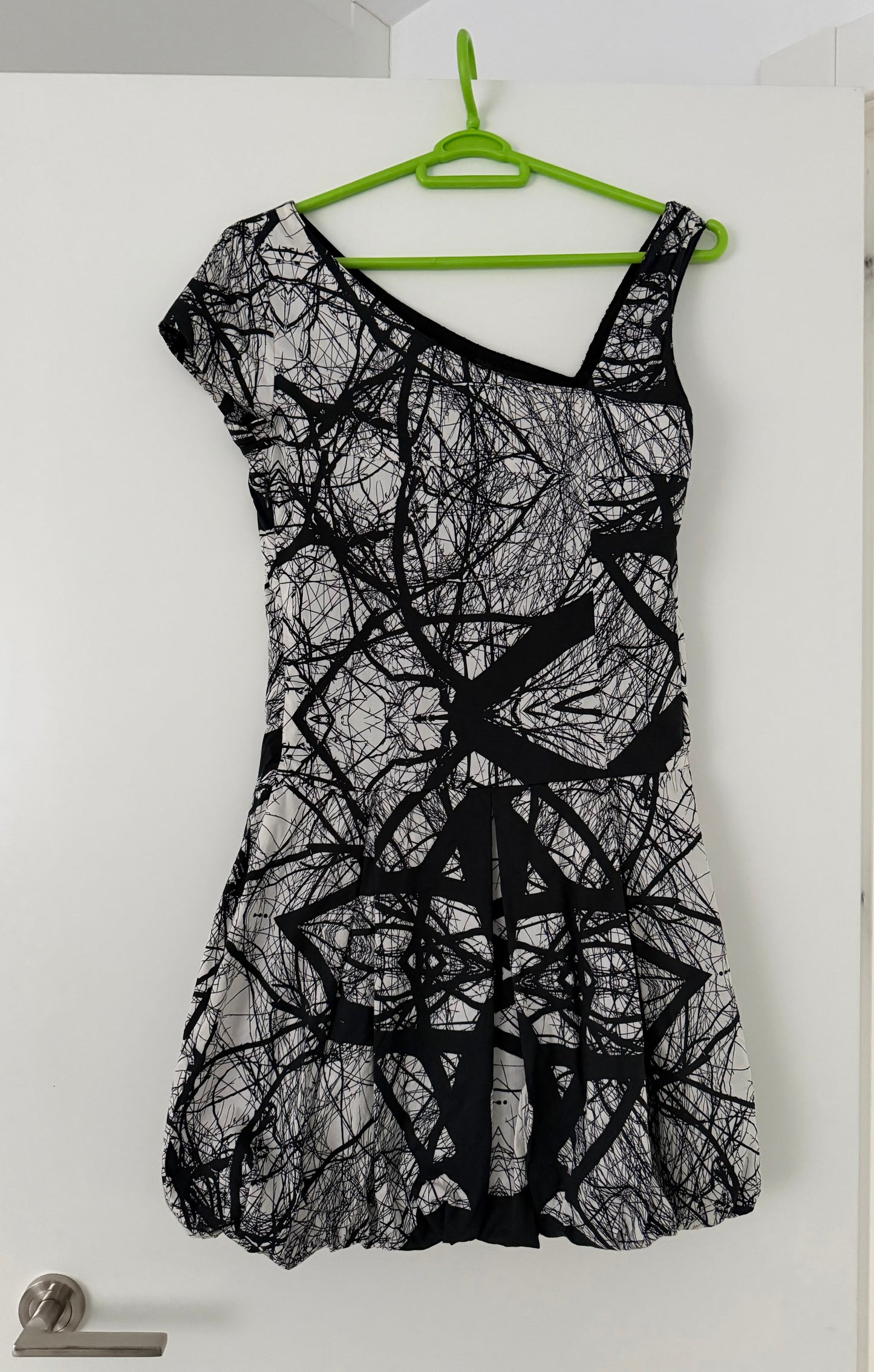 Vestido mini corte asimétrico
