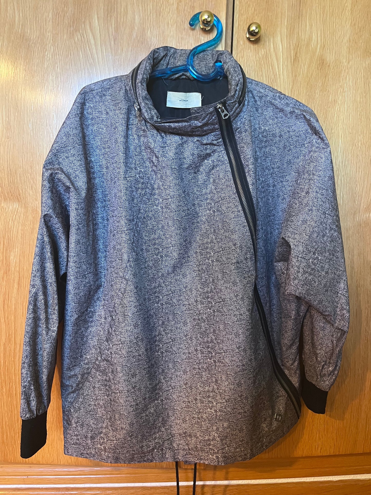 chaqueta gris