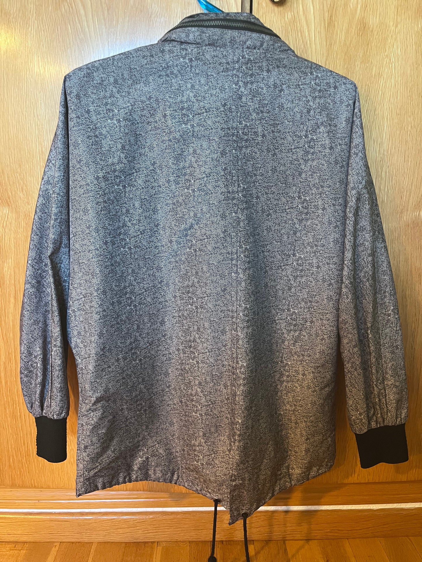 chaqueta gris