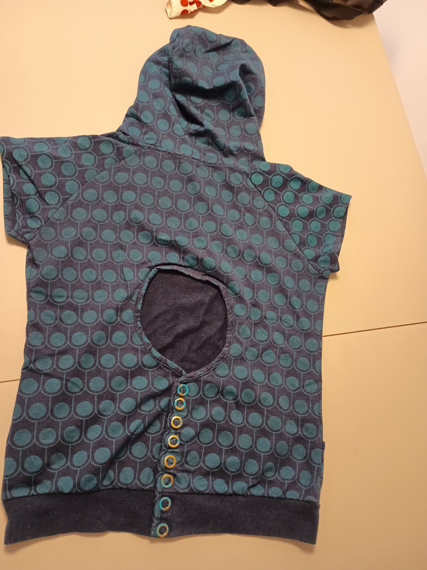 T-shirt à capuche Parezi