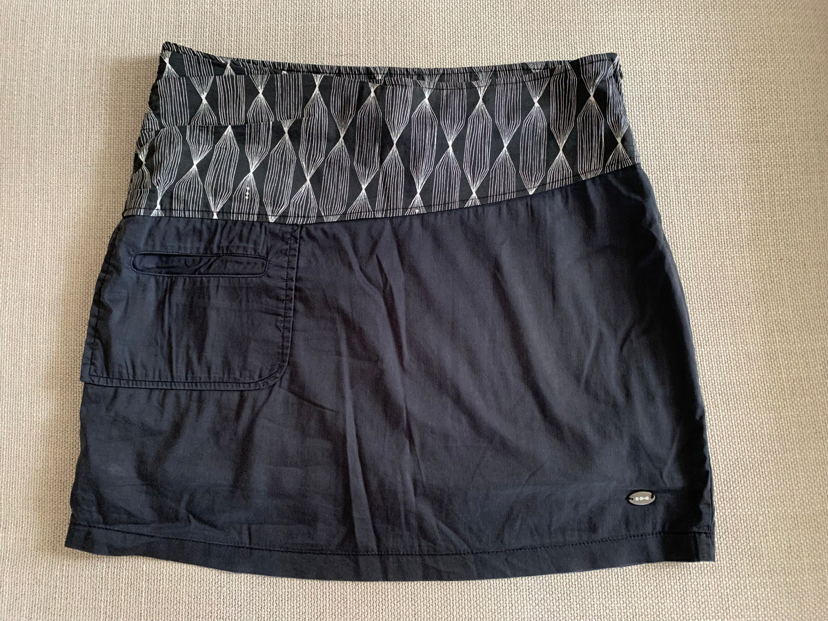 Low-rise skirt (zip on left side / small front pocket on right side)