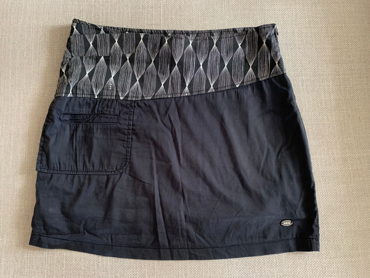 Jupe taille basse (zip côté gauche / petite poche devant côté droit)
