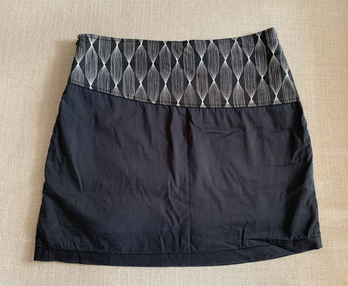 Low-rise skirt (zip on left side / small front pocket on right side)