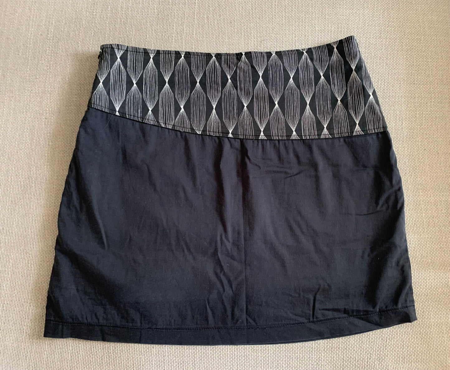 Jupe taille basse (zip côté gauche / petite poche devant côté droit)