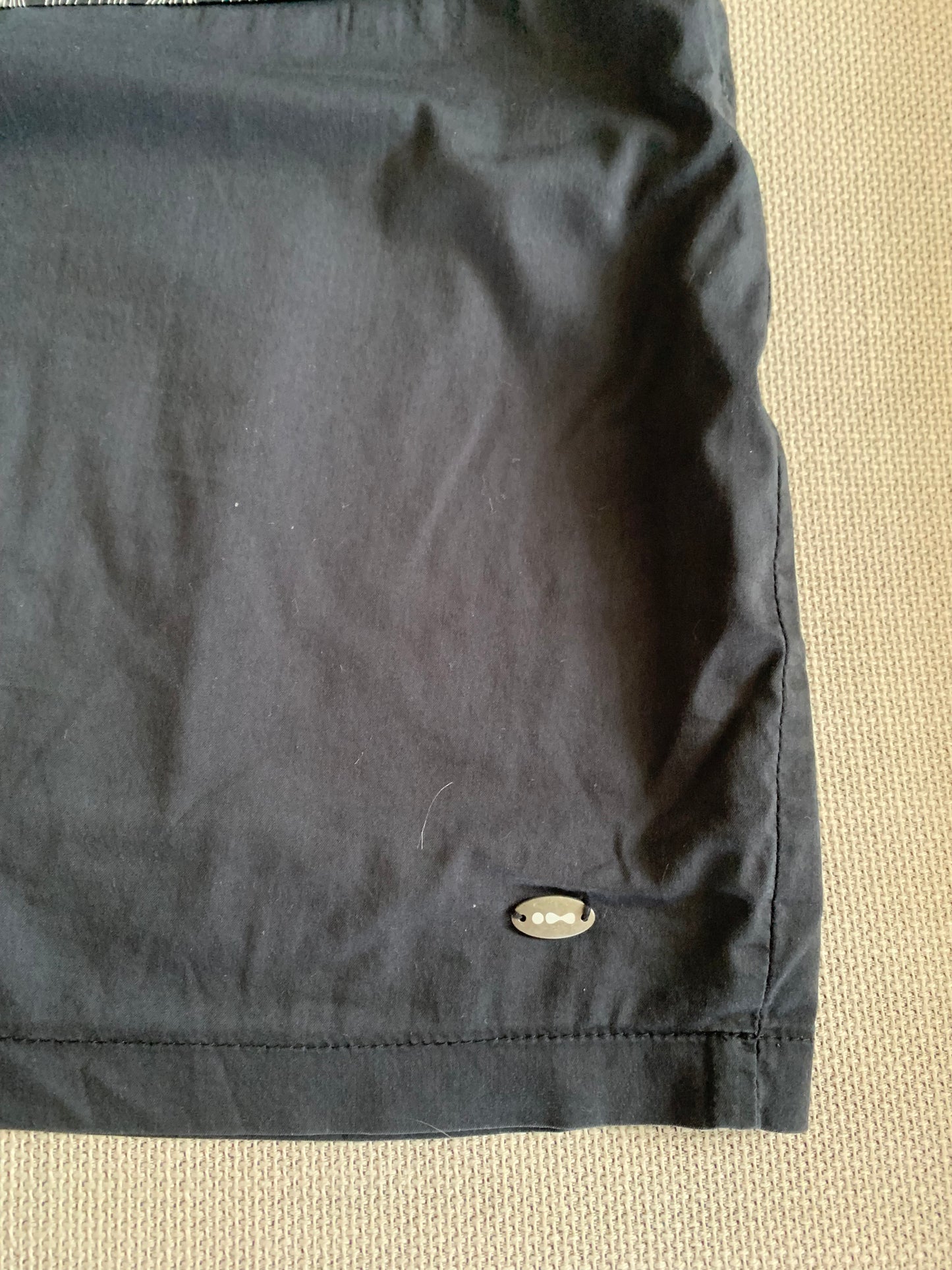 Jupe taille basse (zip côté gauche / petite poche devant côté droit)