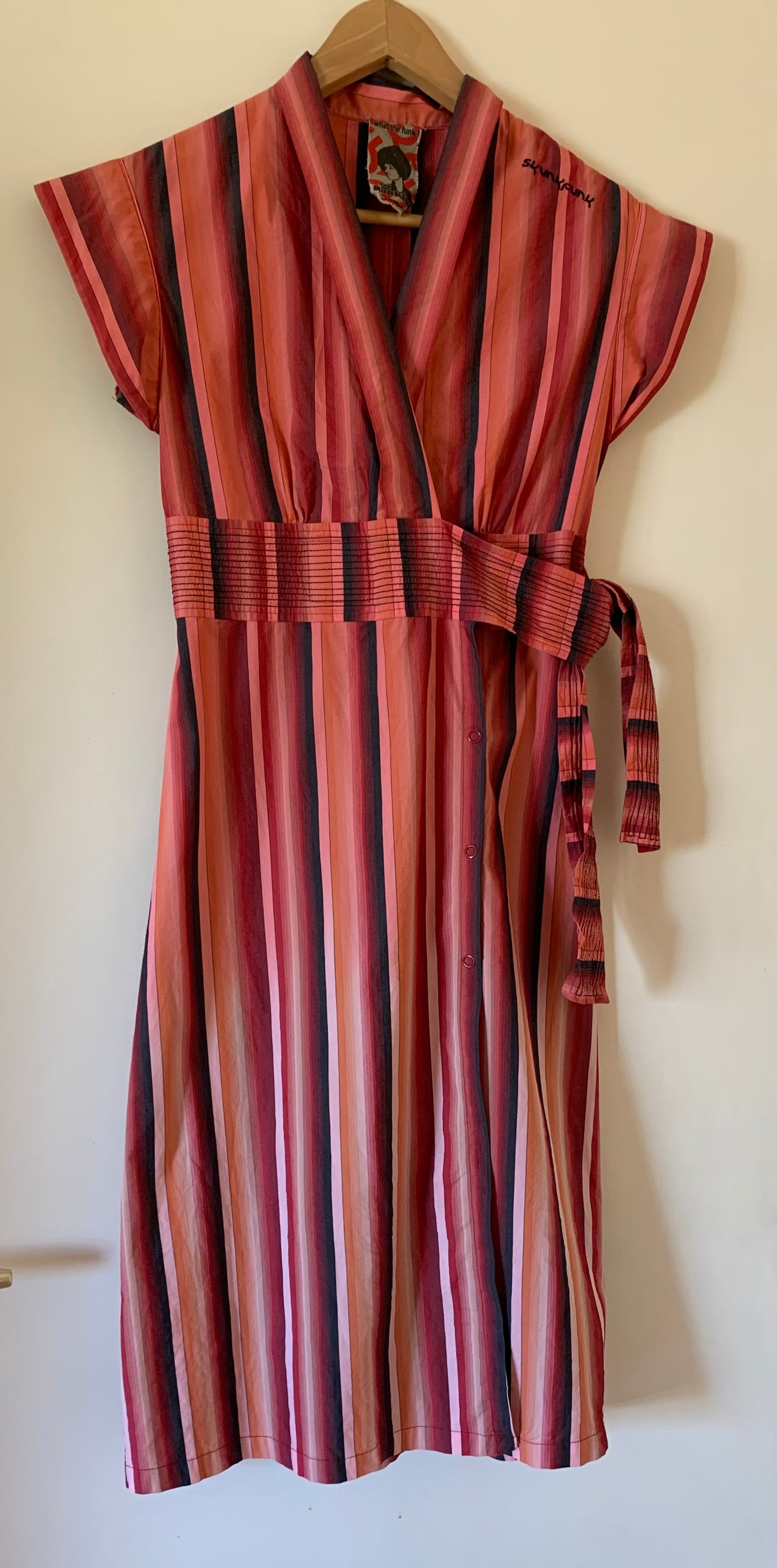 Robe été col drapé, fermeture croisée : Velcro 3 pressions et ceinturée sur côté + 3