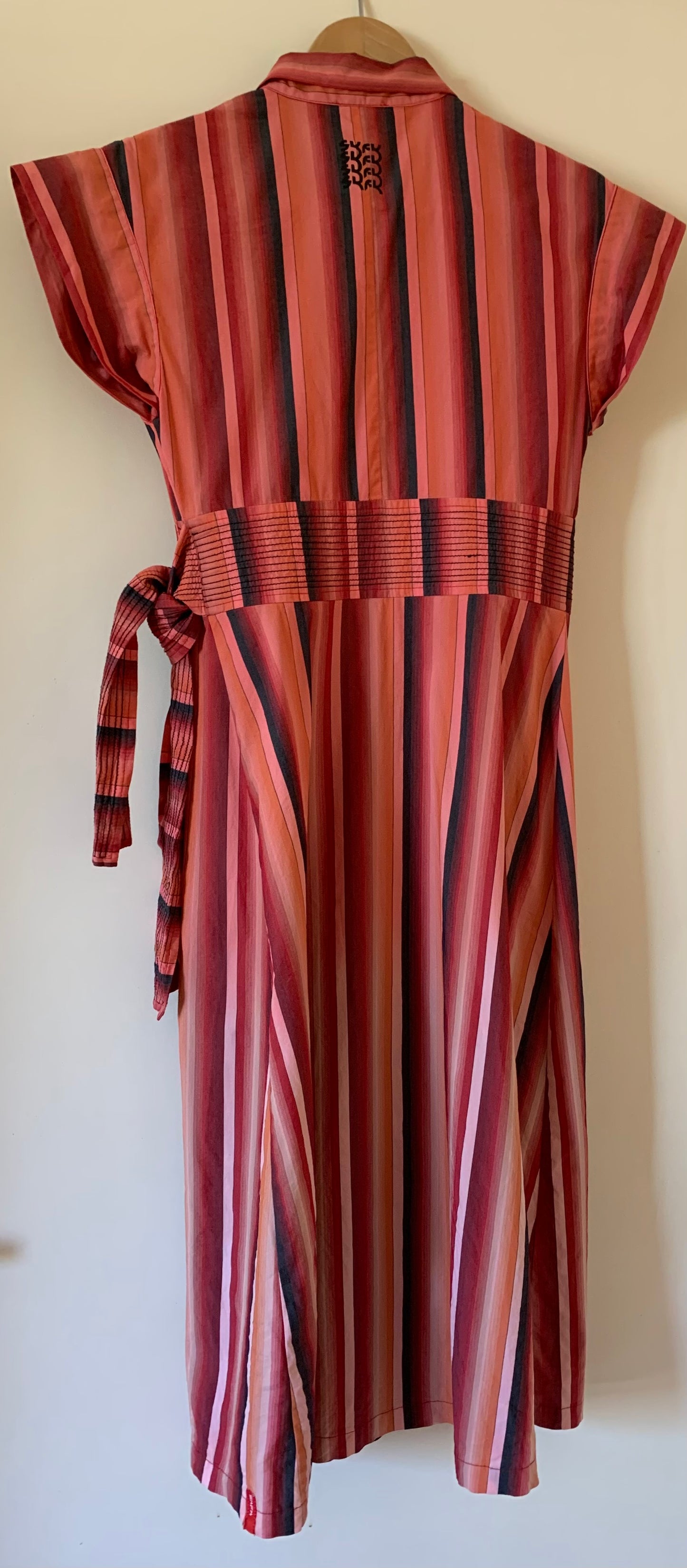 Robe été col drapé, fermeture croisée : Velcro 3 pressions et ceinturée sur côté + 3