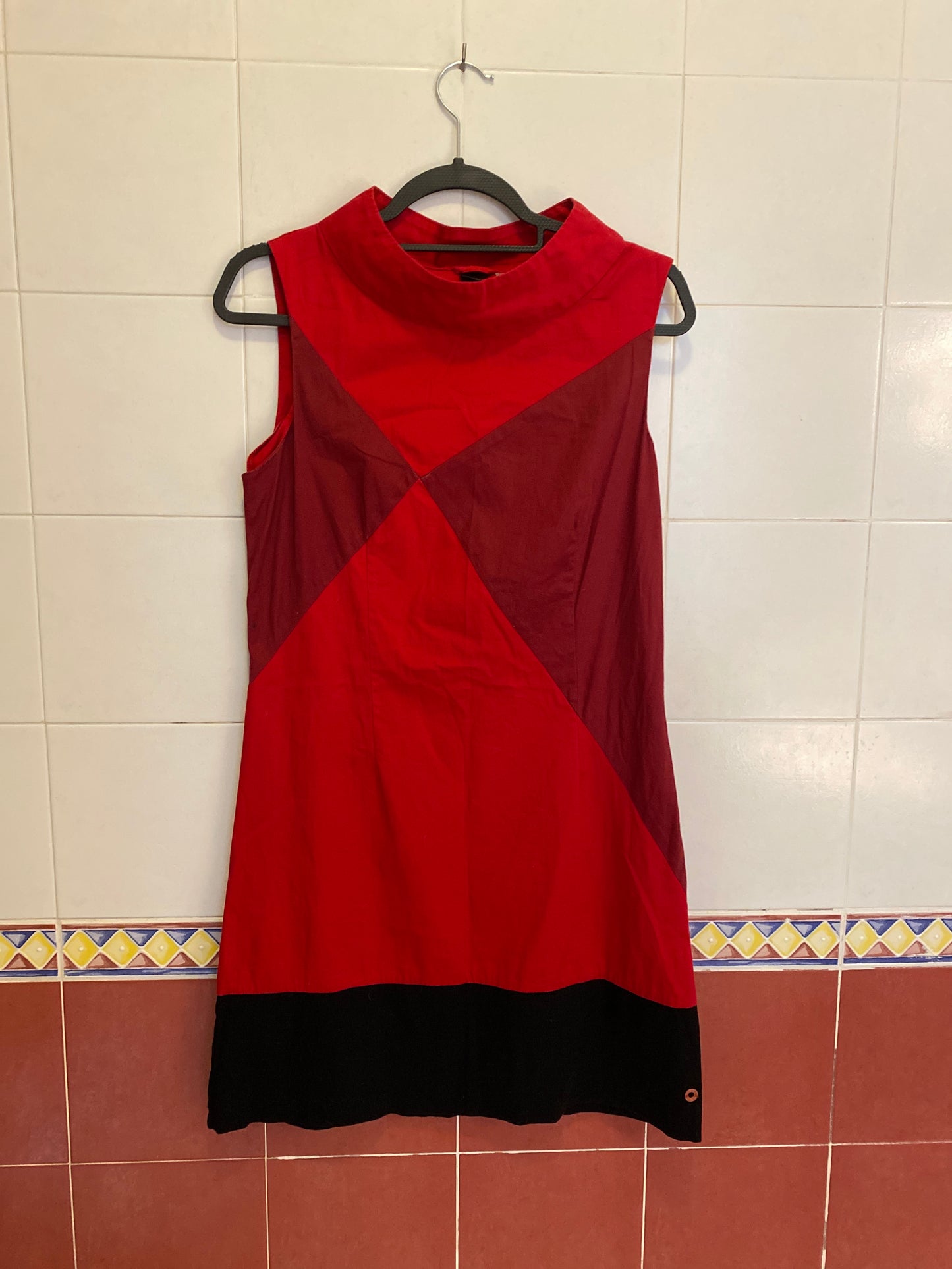 Robe colorblock rouge et noire à col bénitier