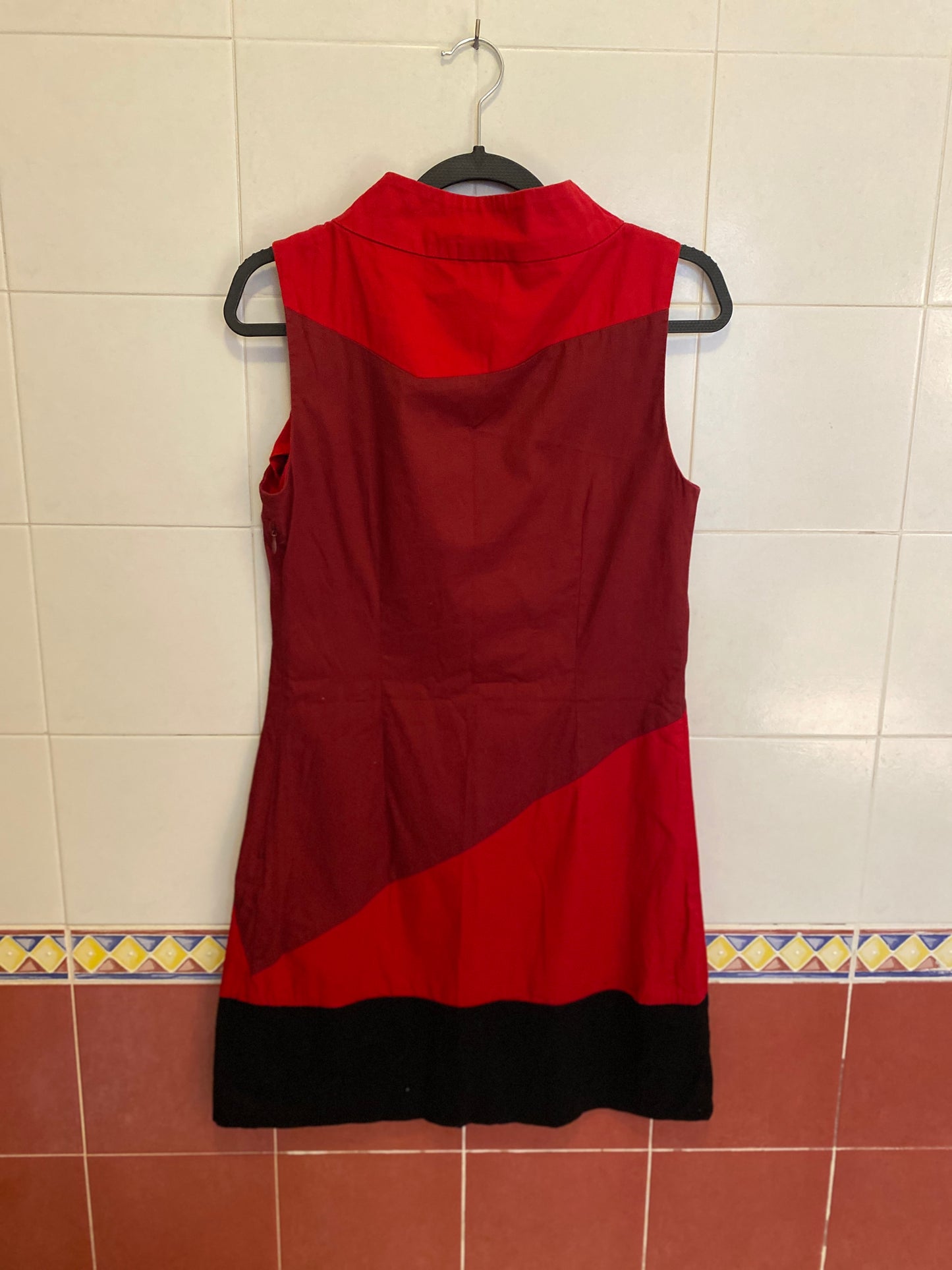Robe colorblock rouge et noire à col bénitier