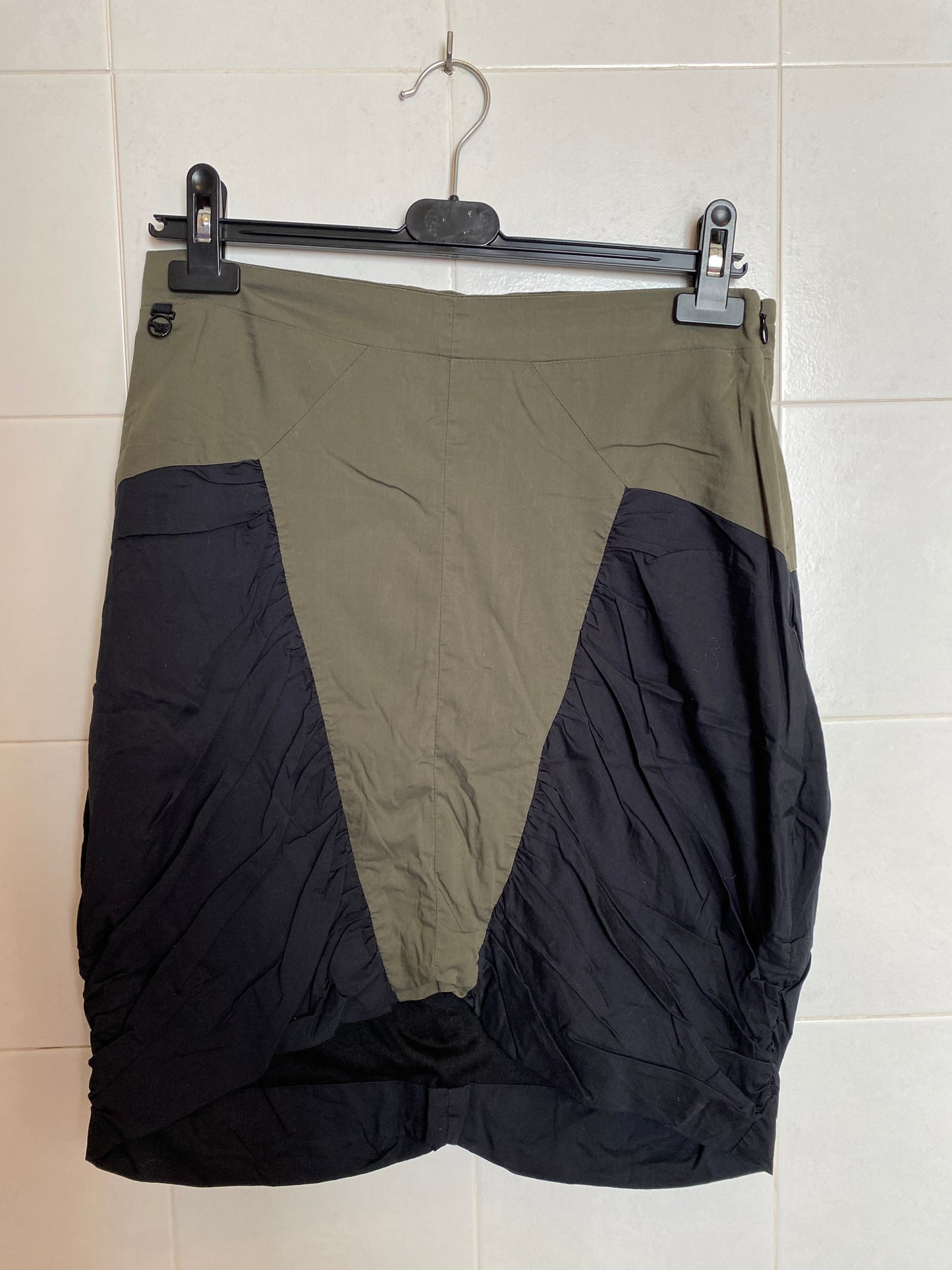 Mini-jupe colorblock vert olive et noir