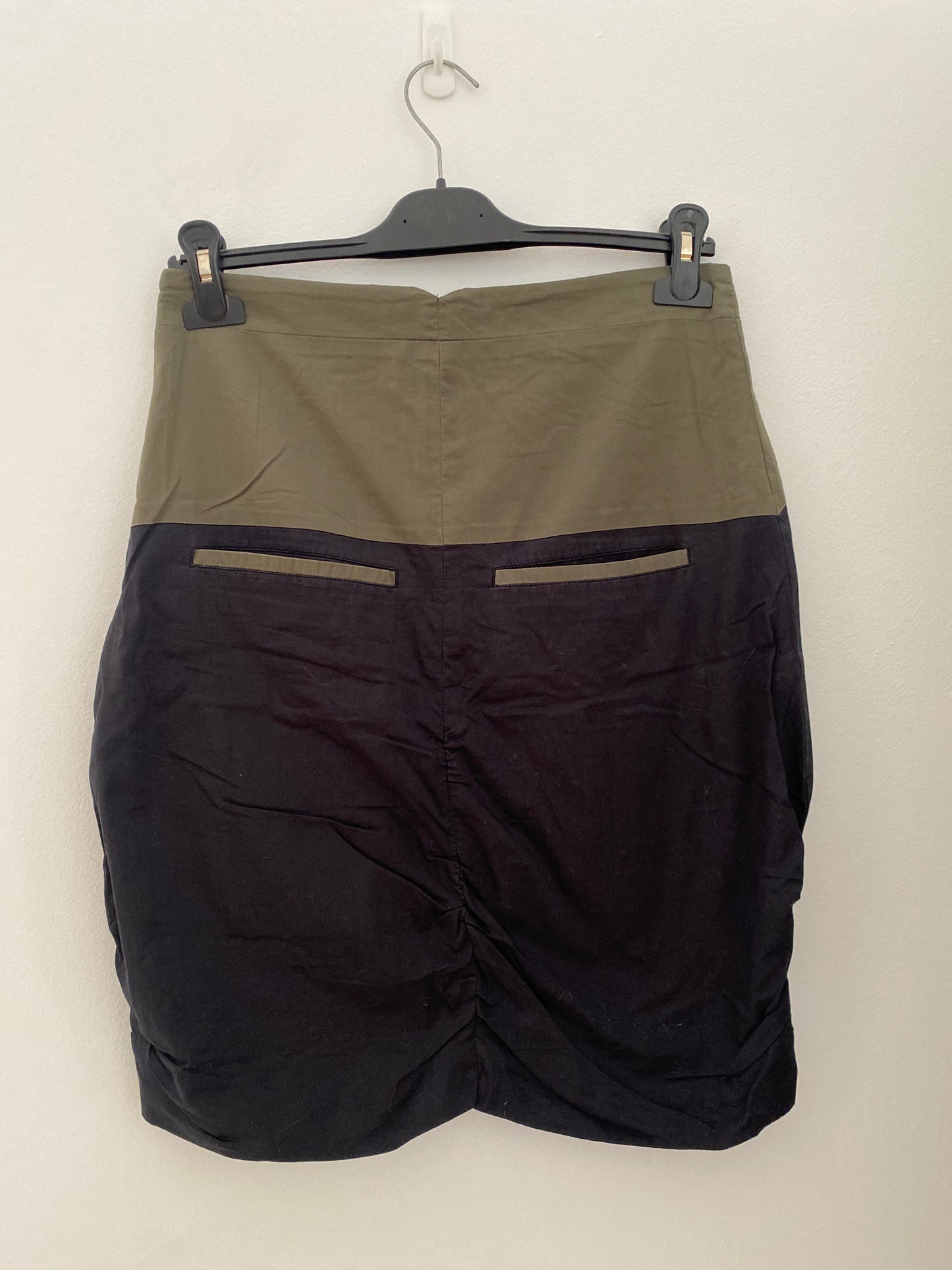 Mini-jupe colorblock vert olive et noir