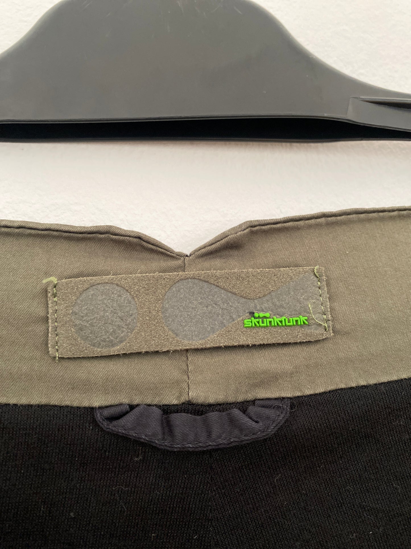Mini-jupe colorblock vert olive et noir