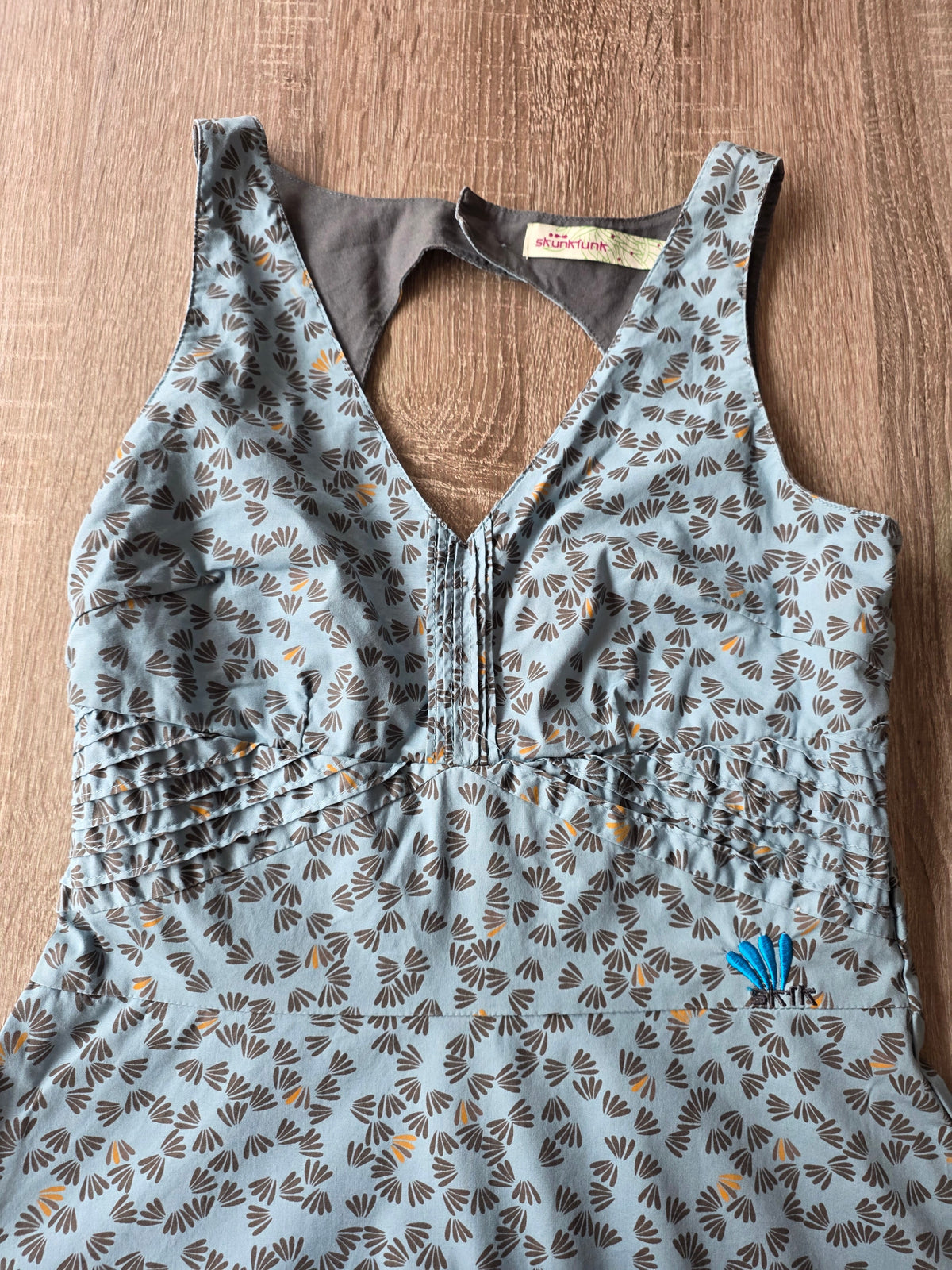 Vestido con espalda recortada estampado "Ginkgo"