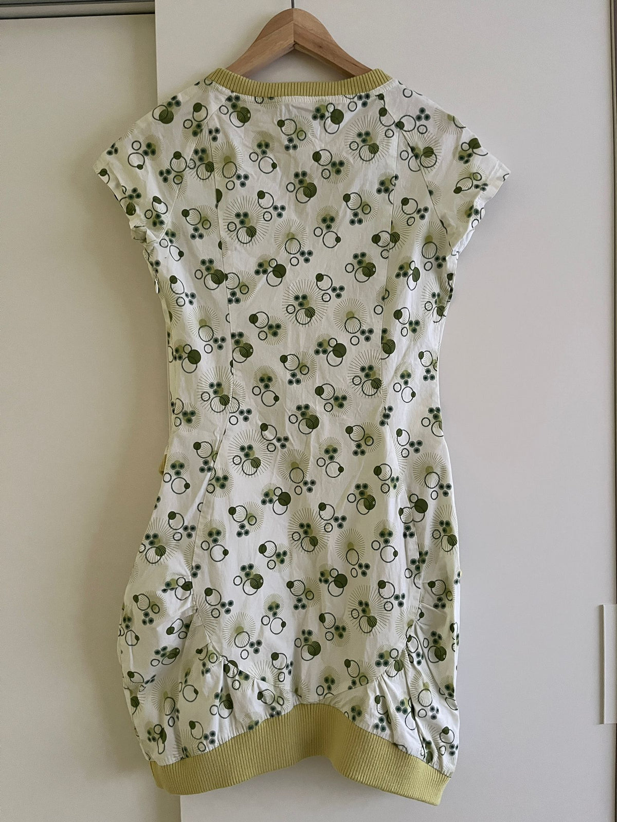 Vestido de verano blanco y verde