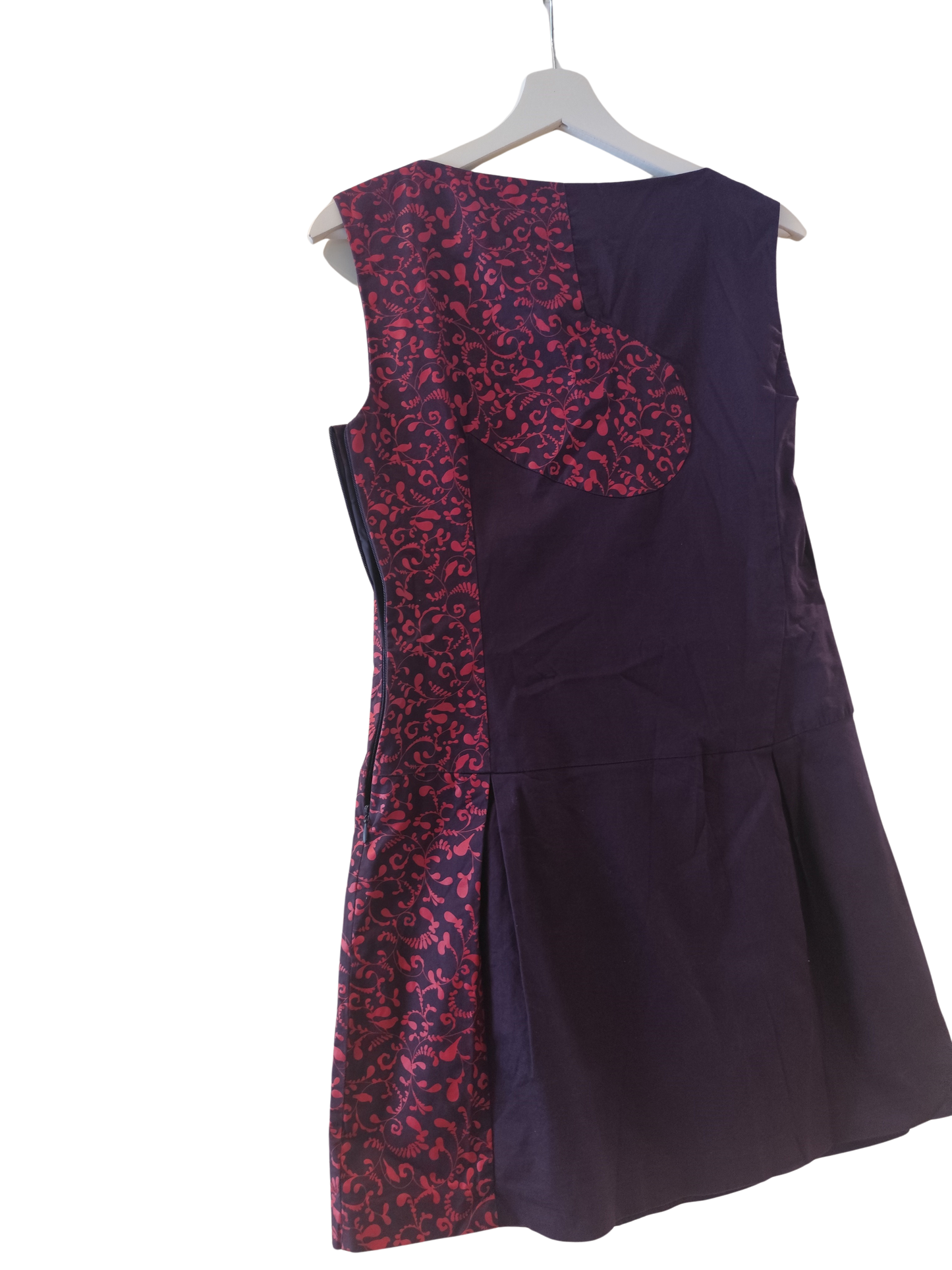 Vestido morado con estampado floral rojo