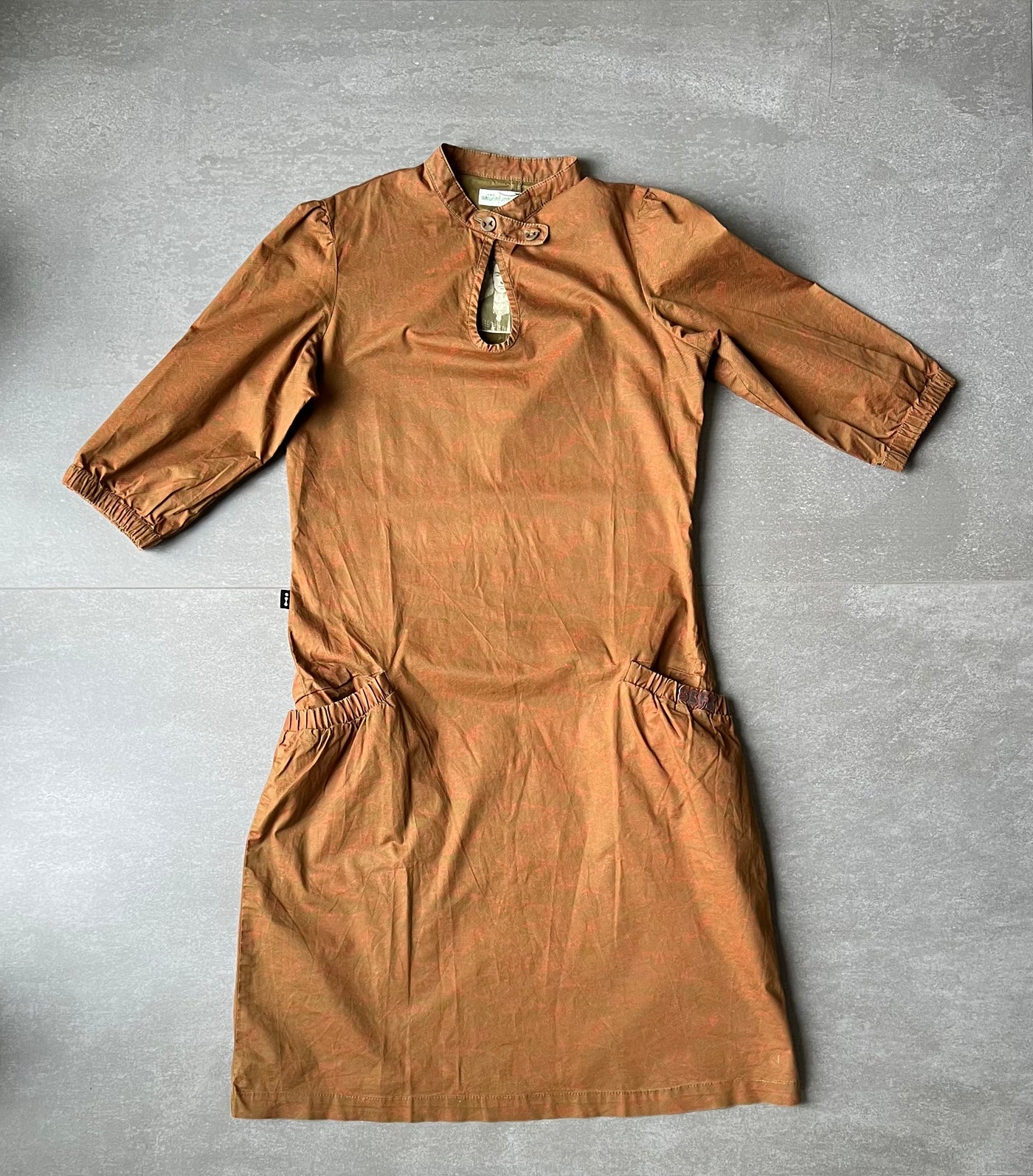 Vestido con estampado ondulado en naranja/rosa llamativo sobre verde amarronado