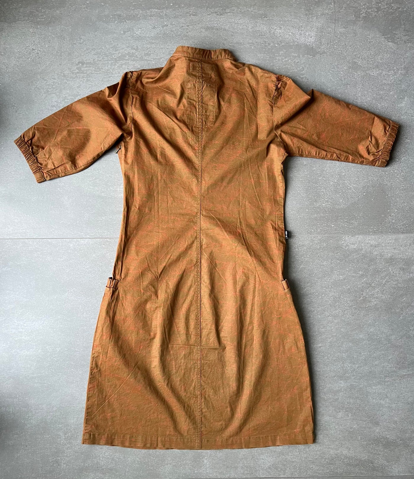 Vestido con estampado ondulado en naranja/rosa llamativo sobre verde amarronado