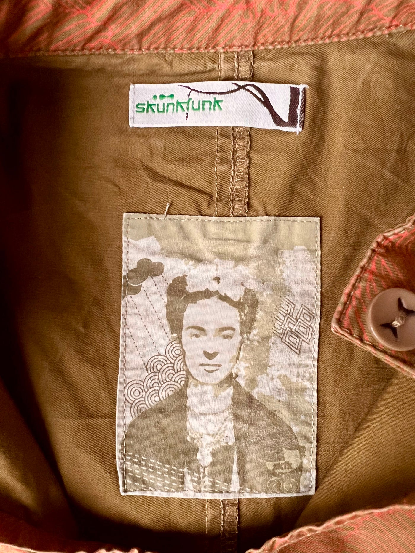 Vestido con estampado ondulado en naranja/rosa llamativo sobre verde amarronado