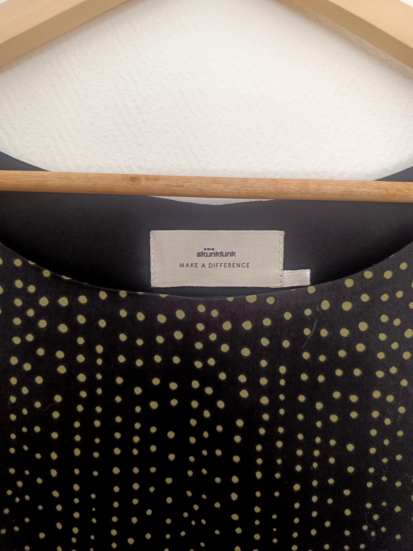 Vestido negro con lunares verdes