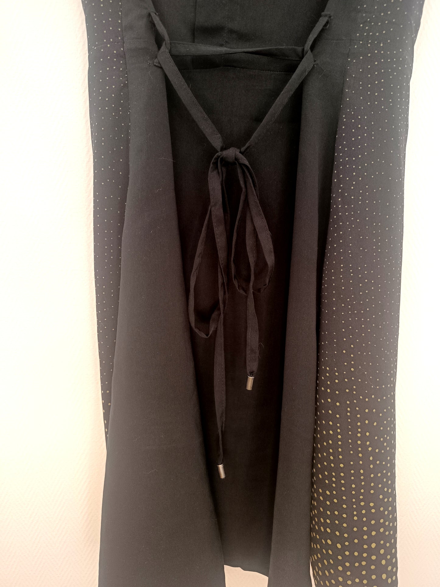 Vestido negro con lunares verdes