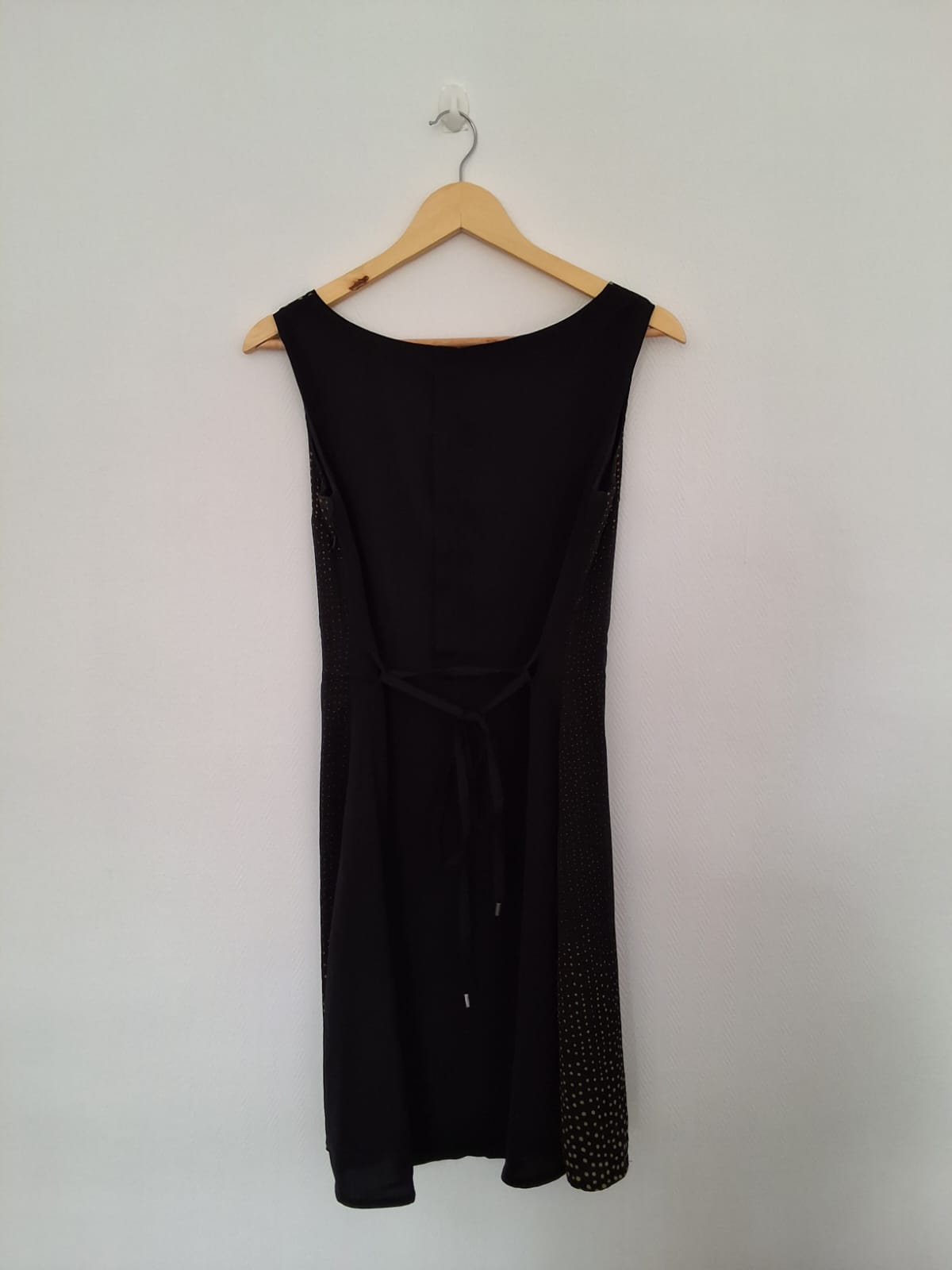 Vestido negro con lunares verdes