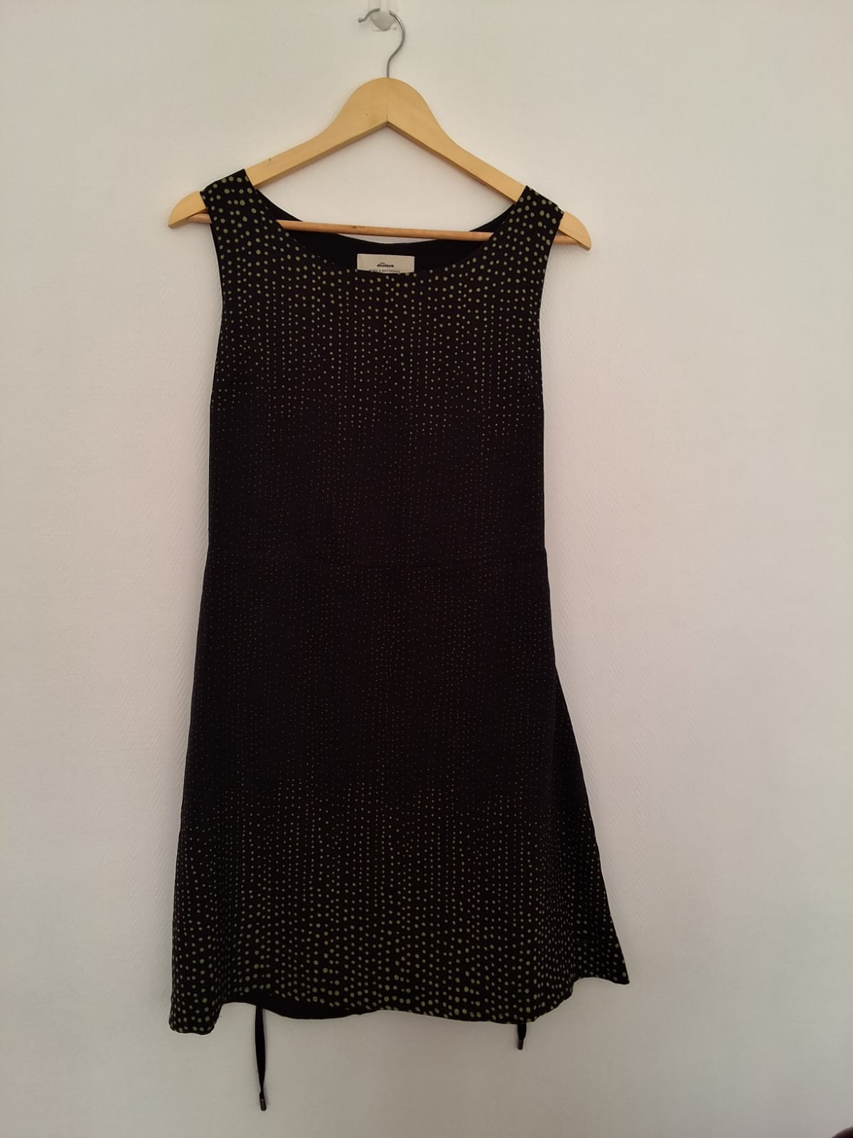 Vestido negro con lunares verdes