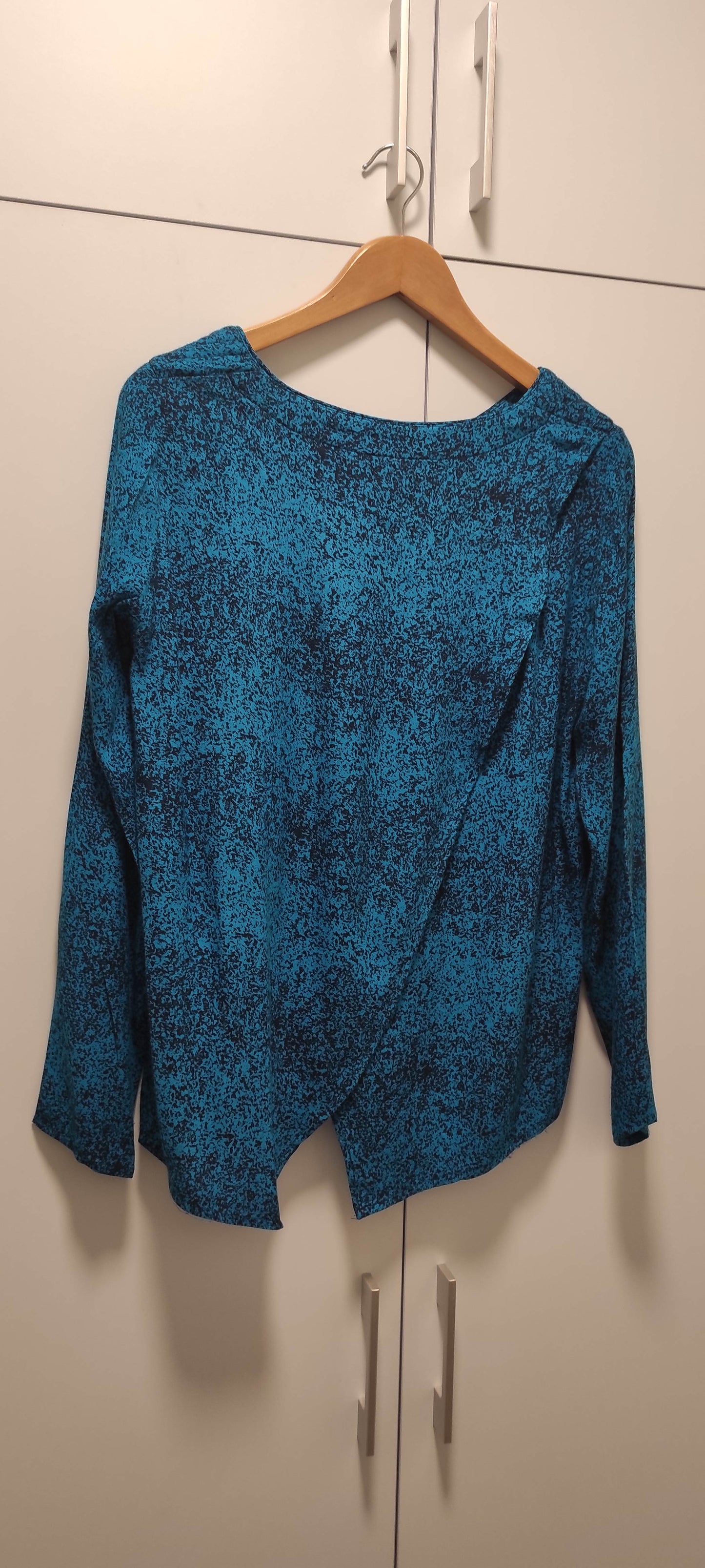 Camisa con abertura en la espalda